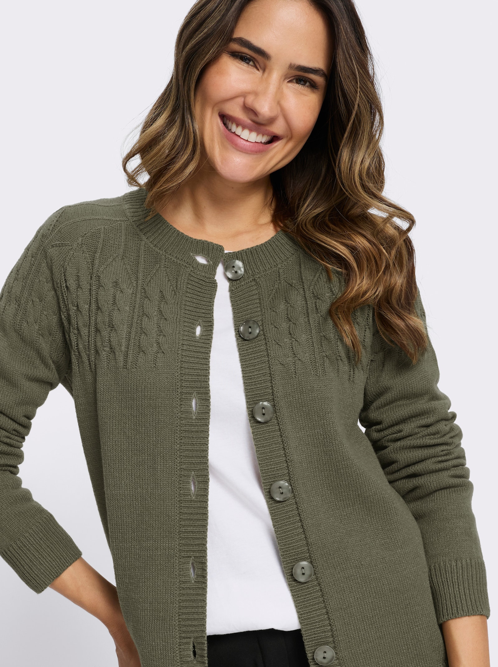 Strickjacke mit Zopfmuster - khaki