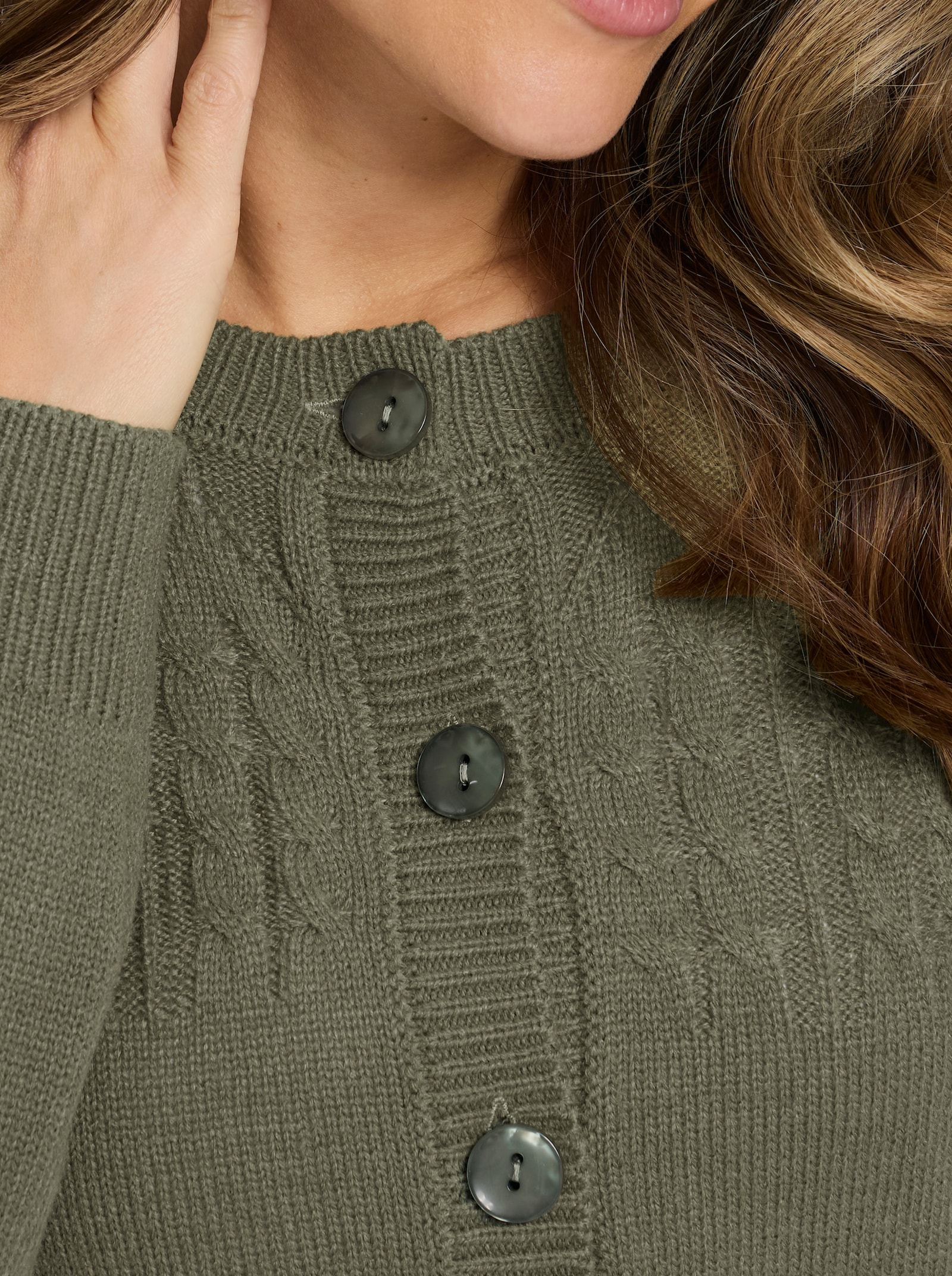 Strickjacke mit Zopfmuster - khaki