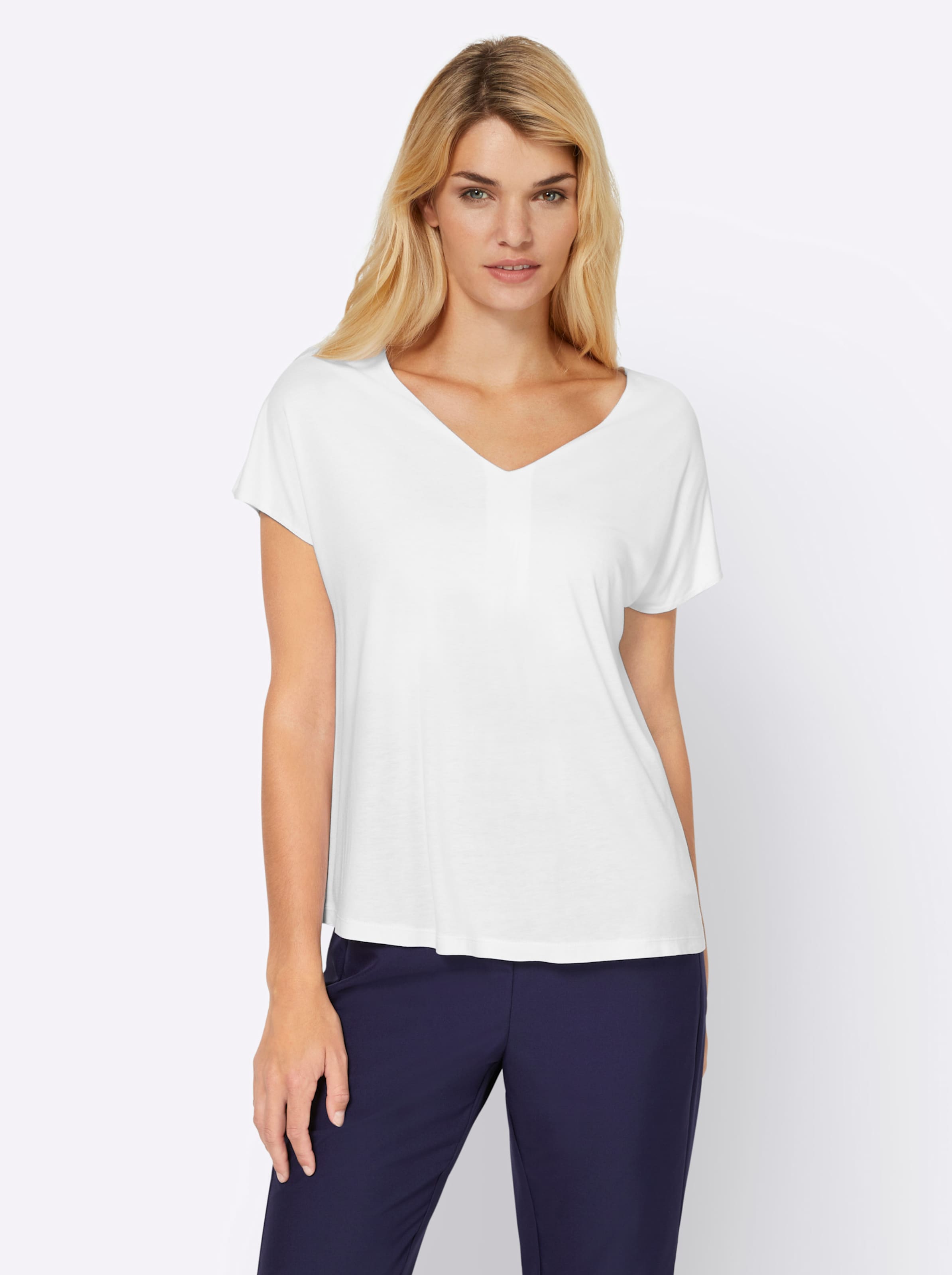 Shirt I günstig Kaufen-Shirt in weiß von heine. Shirt in weiß von heine <![CDATA[Shirt Kombipartner in fließender Jersey-Qualität. Mit Kellerfalte unter dem V-Ausschnitt und Kurzarm mit überschnittener Schulter.]]>. 