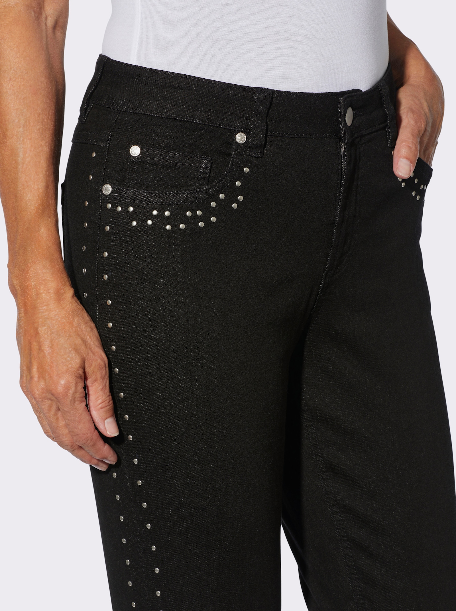 Jeans mit Ziernieten an den Seitennähten - black denim