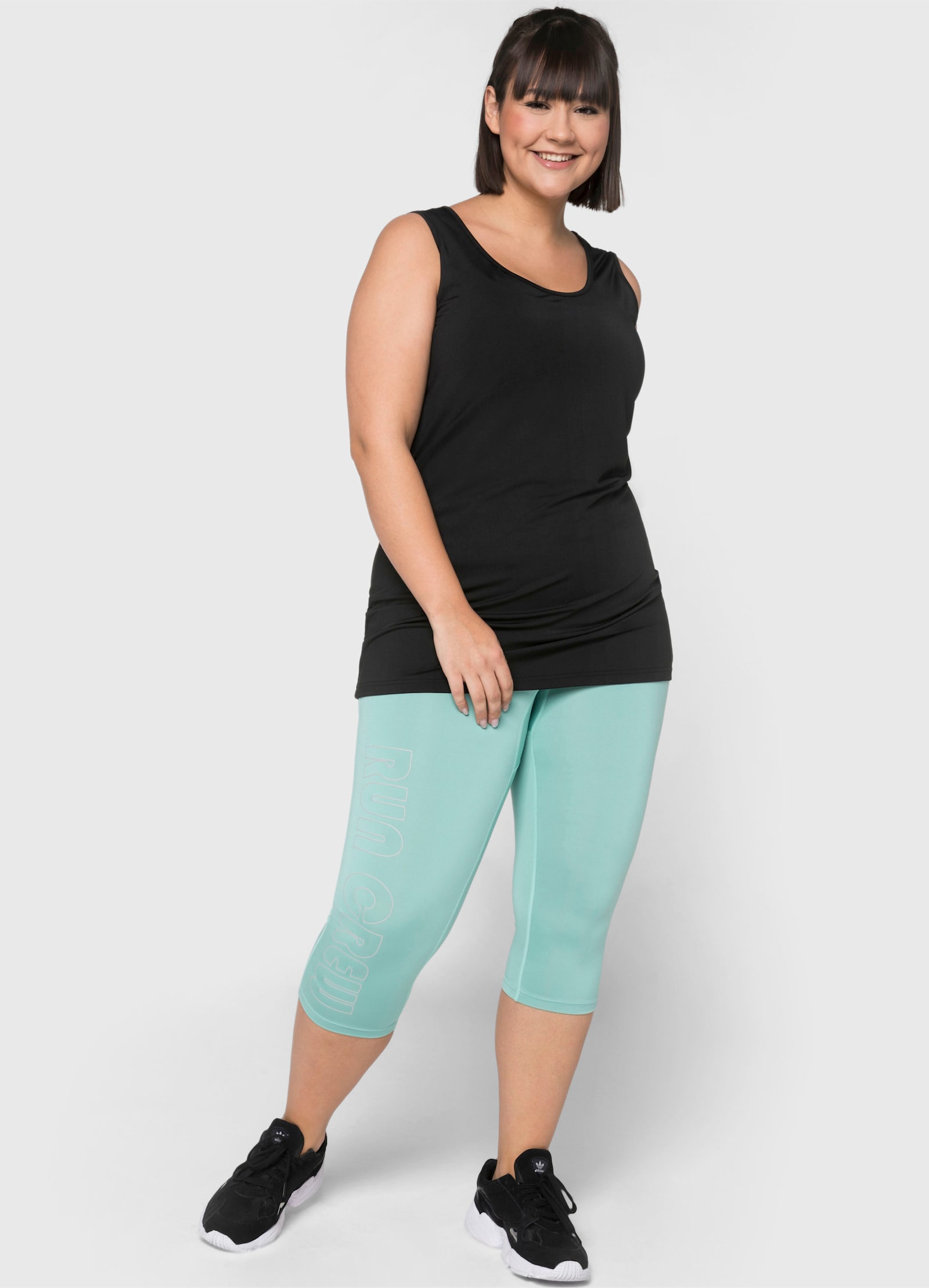 sheego Sporttop in smal model - zwart