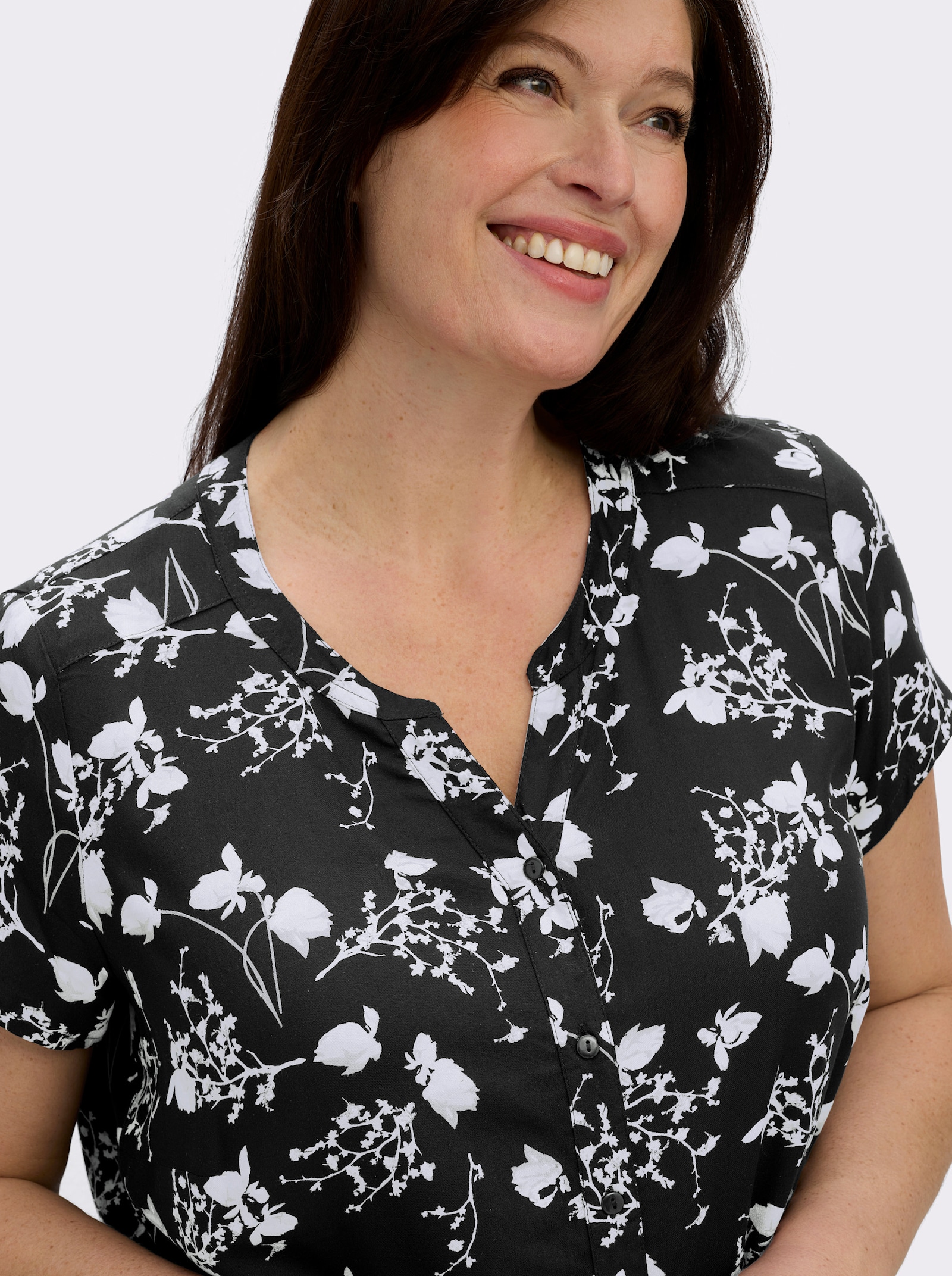 Kurzarm-Bluse mit floralem Druck - schwarz-weiß-gemustert