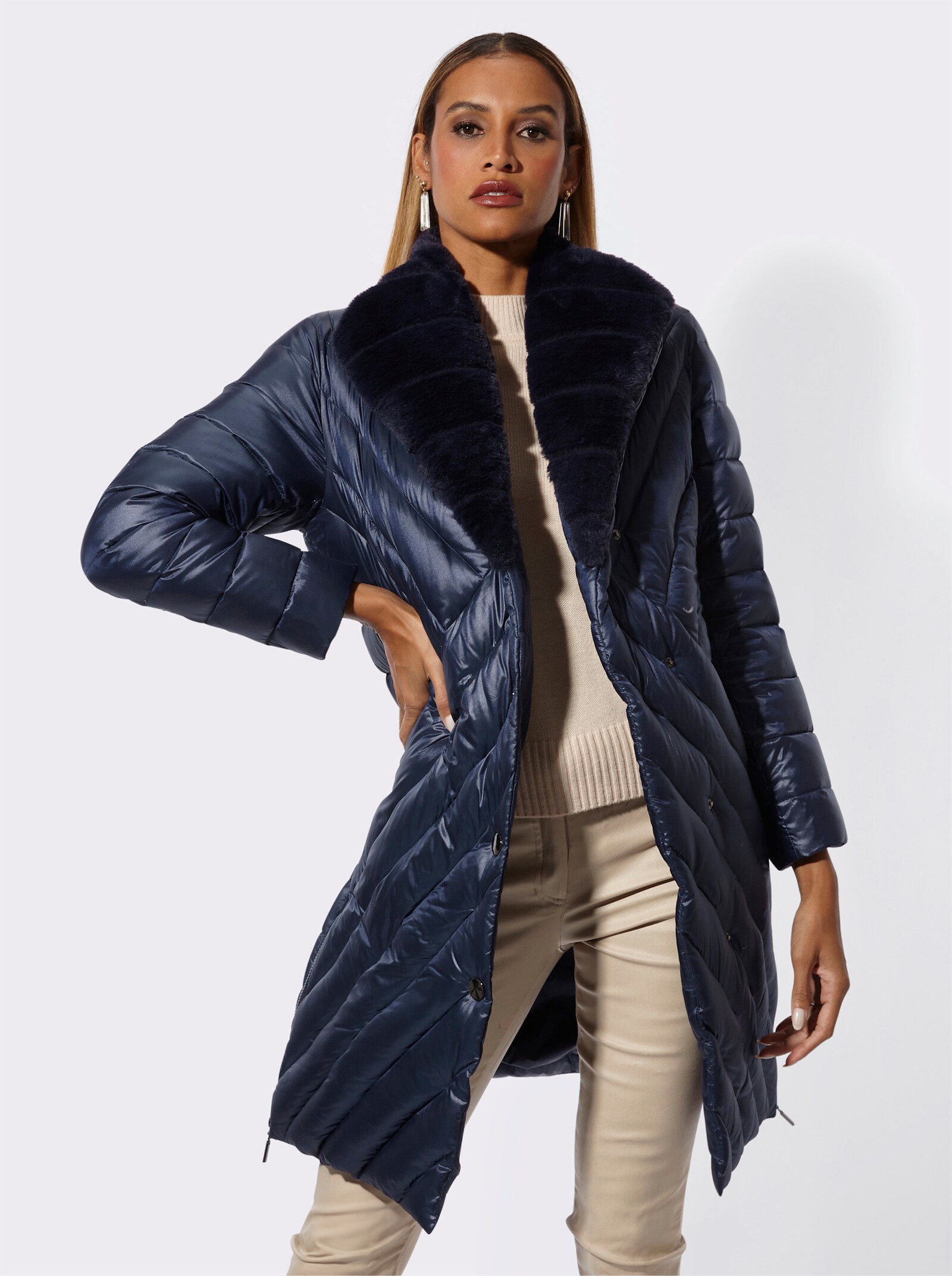 Daunenmantel mit abknöpfbarem Fellimitat-Kragen - marine