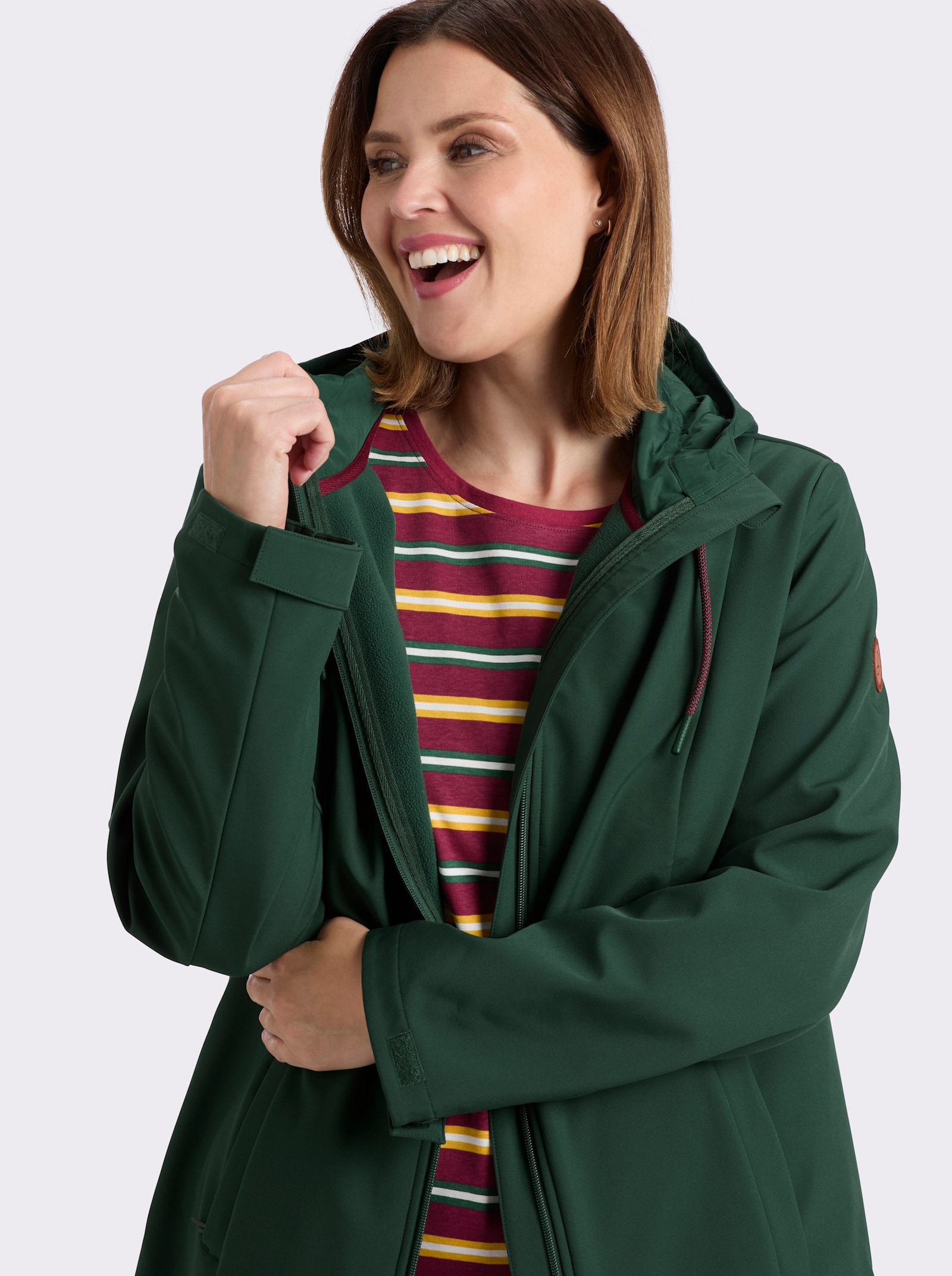 sheego Softshelljacke mit regulierbaren Seitenschlitzen - moos