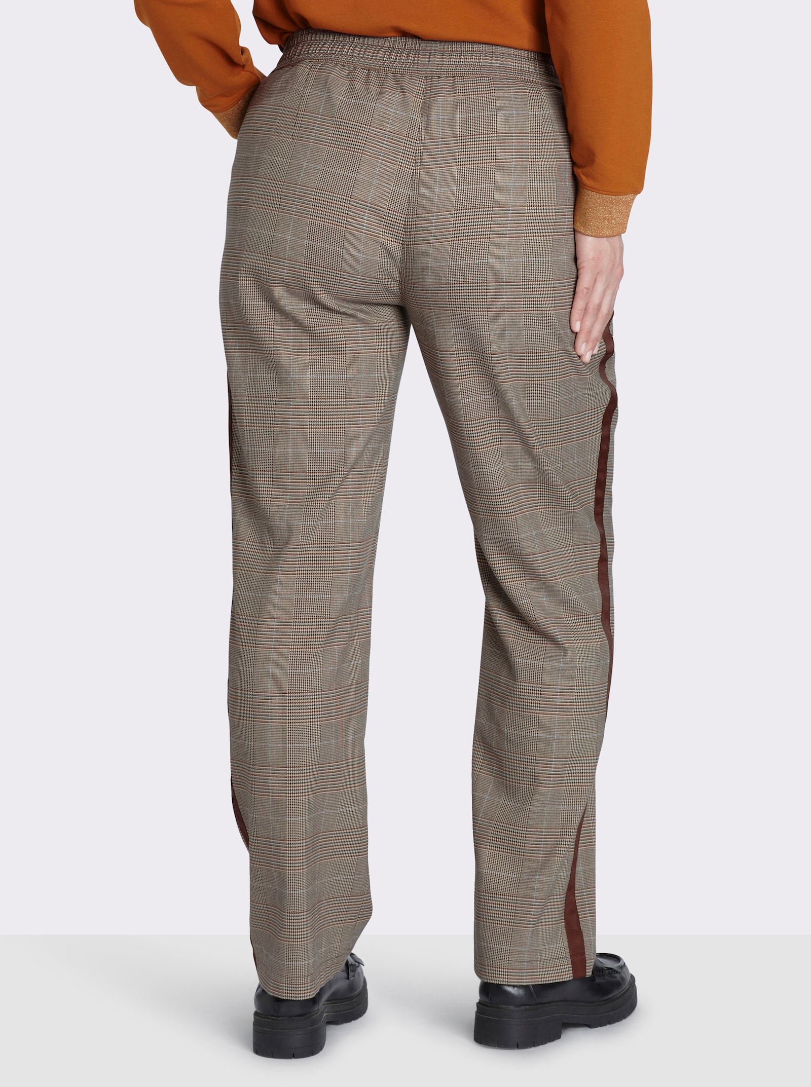 sheego Schlupfhose mit seitlichem Galonstreifen - schoko-cognac-kariert