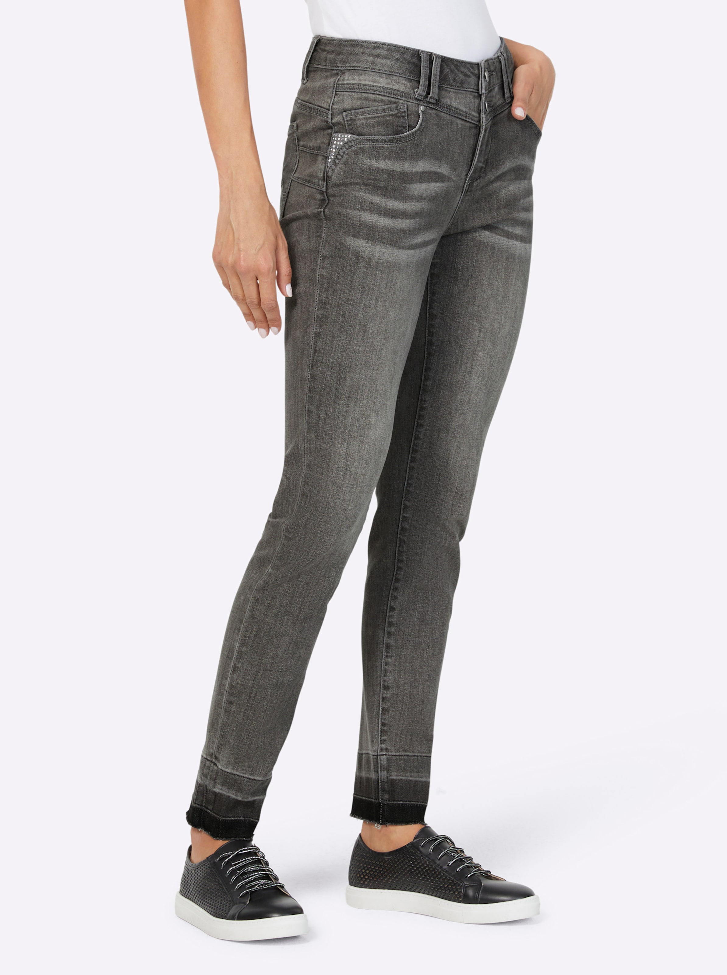 HU 5 günstig Kaufen-Jeans in grey denim von heine. Jeans in grey denim von heine <![CDATA[Jeans 5-Pocket mit Push-Up-Effekt für einen tollen Po. 2-Knopf mit Reißverschluss. Ziersteine vorne an den Taschen. Moderne Waschung mit Farbverlauf am Hosensaum. Offener Saum mit Nä