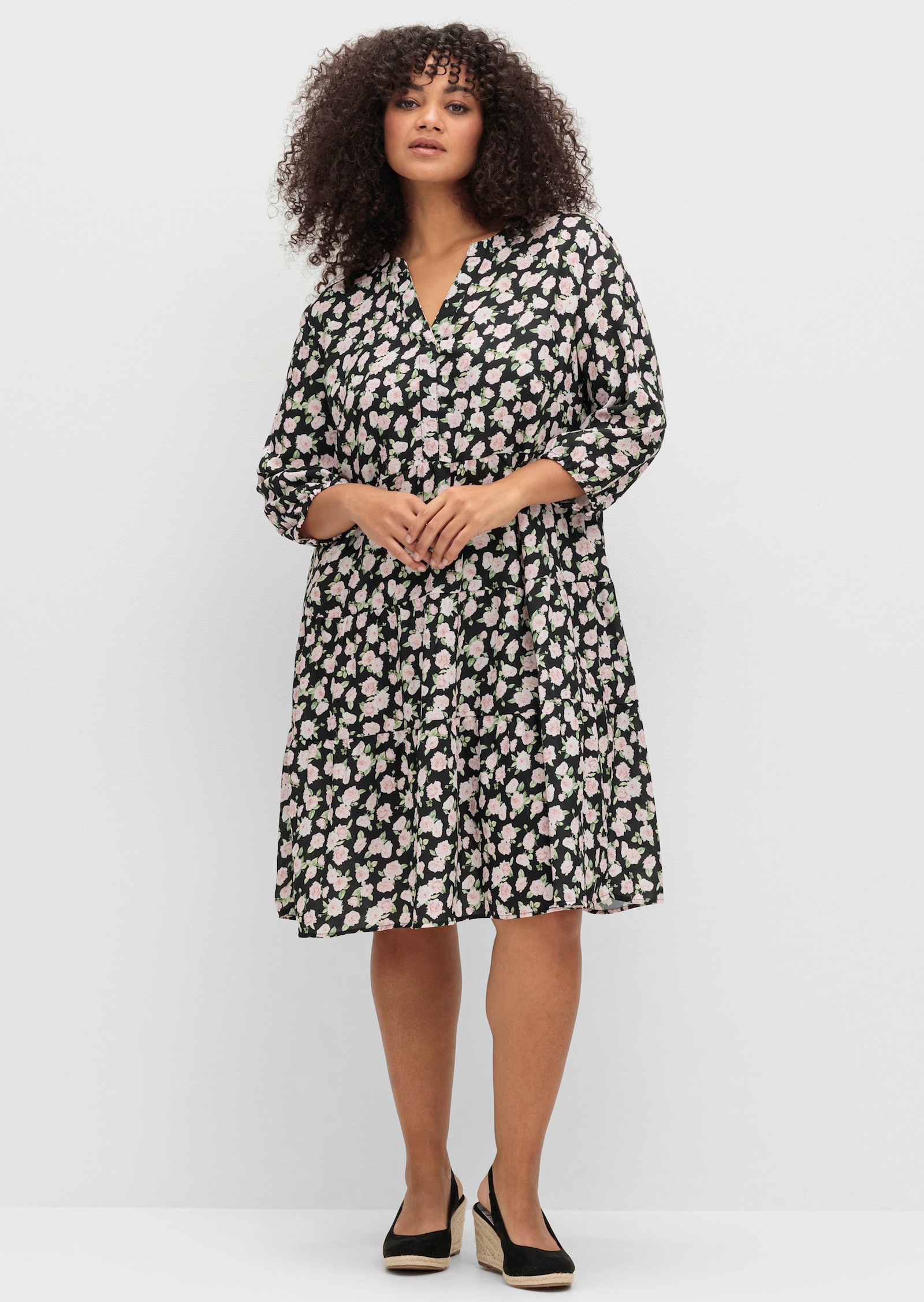 Blumenkleid mit stufigem Rock - schwarz-weiß-gemustert