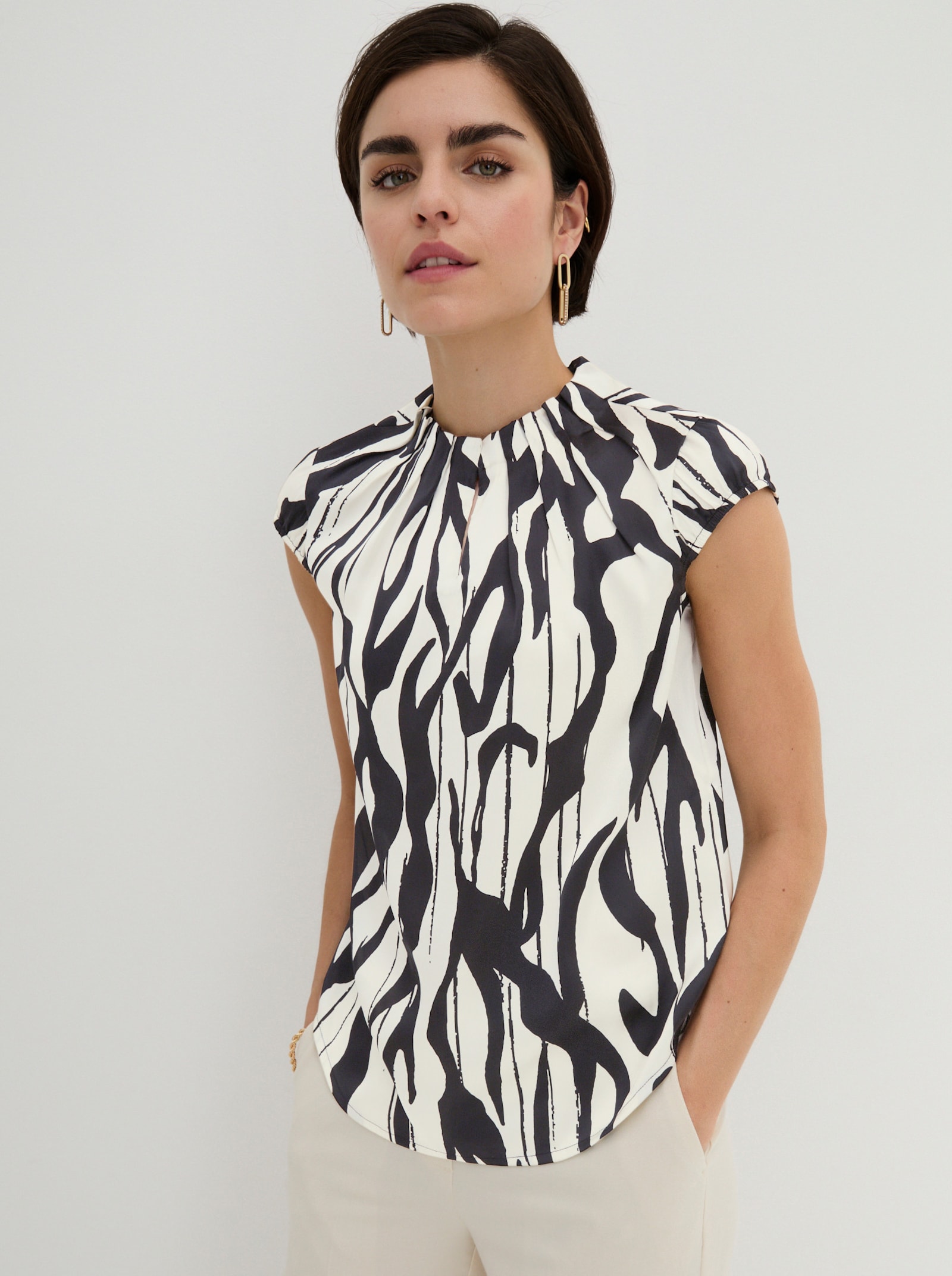 Schlupfbluse mit Falten am Kelchkragen - schwarz-ecru-gemustert