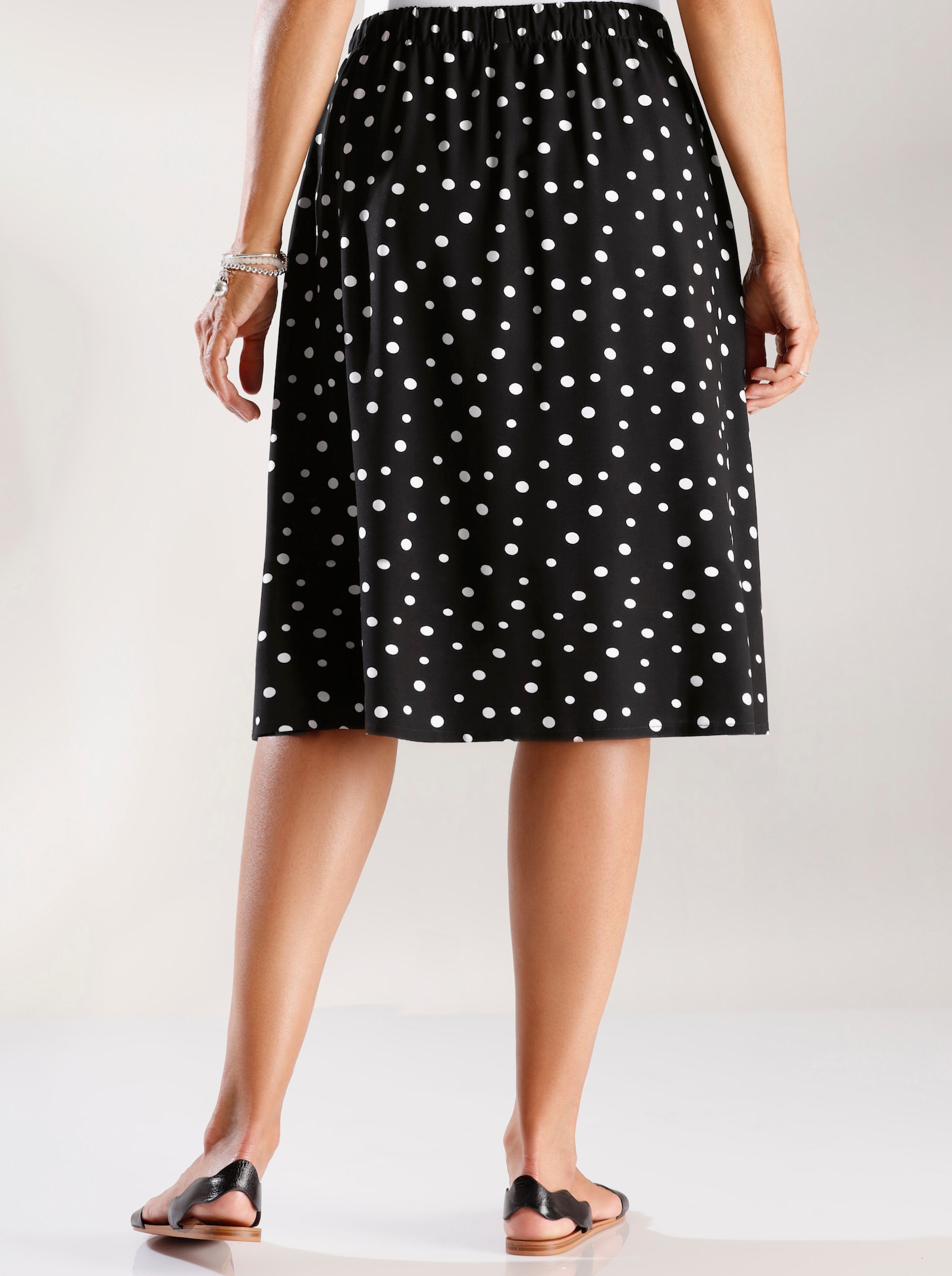 Webrock aus reiner Viskose, figurumspielend - schwarz-getupft