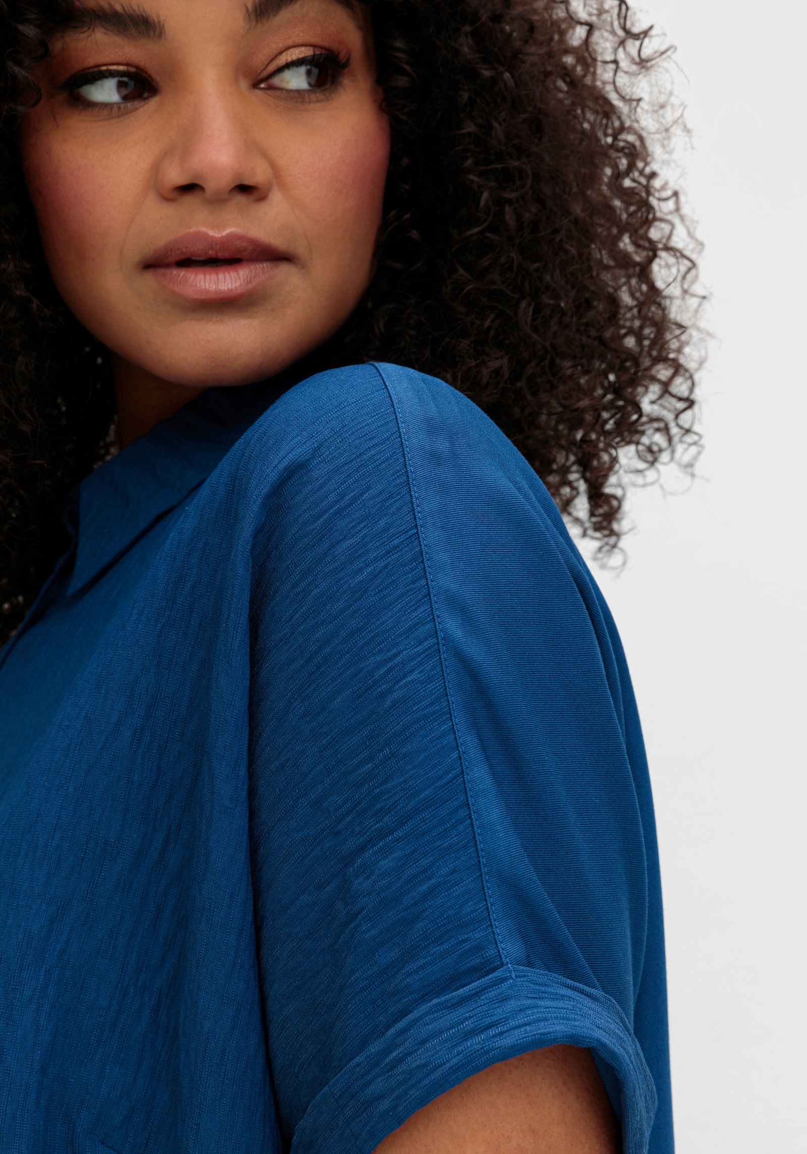 sheego Hemdbluse im Materialmix - blaubeere