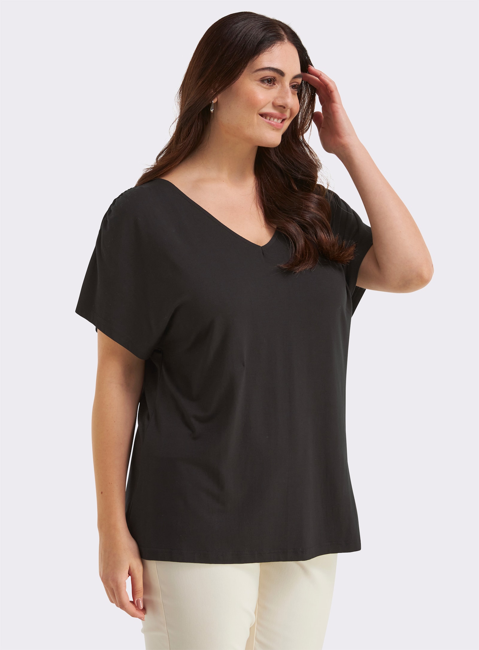 sheego V-Shirt mit Raffungen an der Schulternaht - schwarz