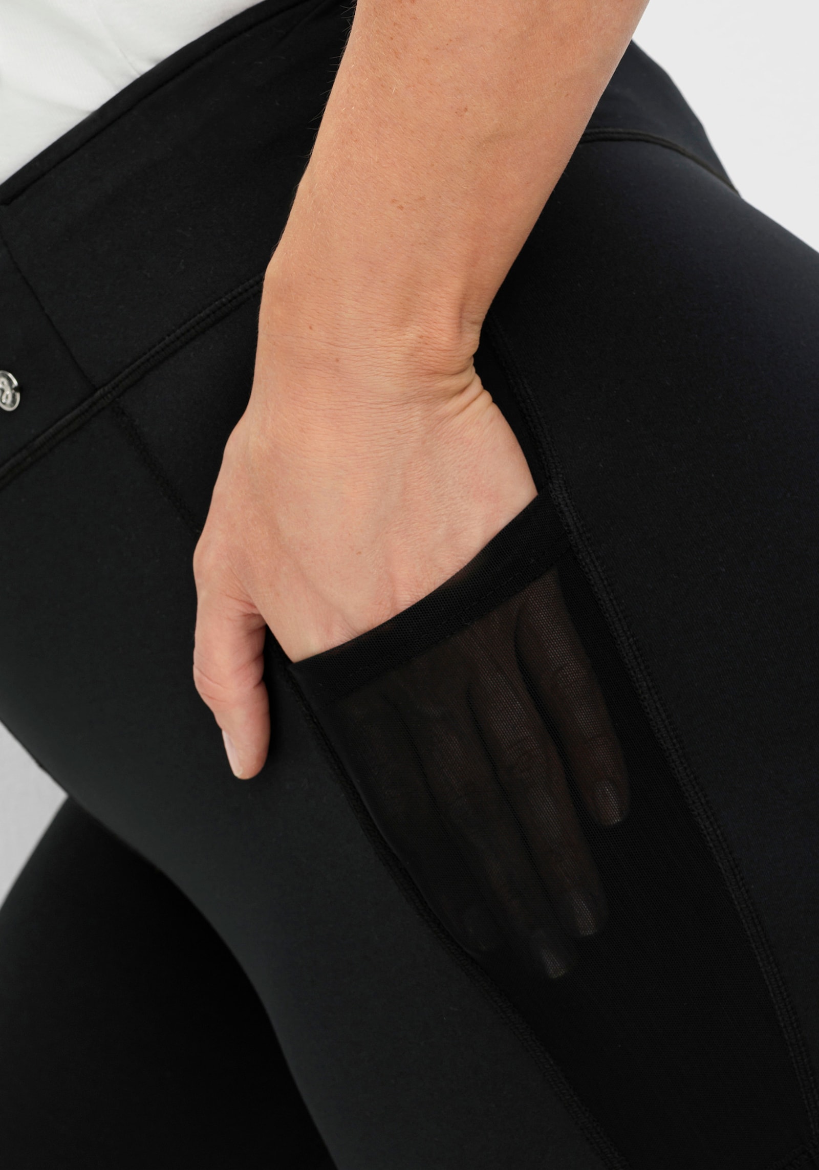 sheego Leggings in Funktionsqualität und Caprilänge, - schwarz