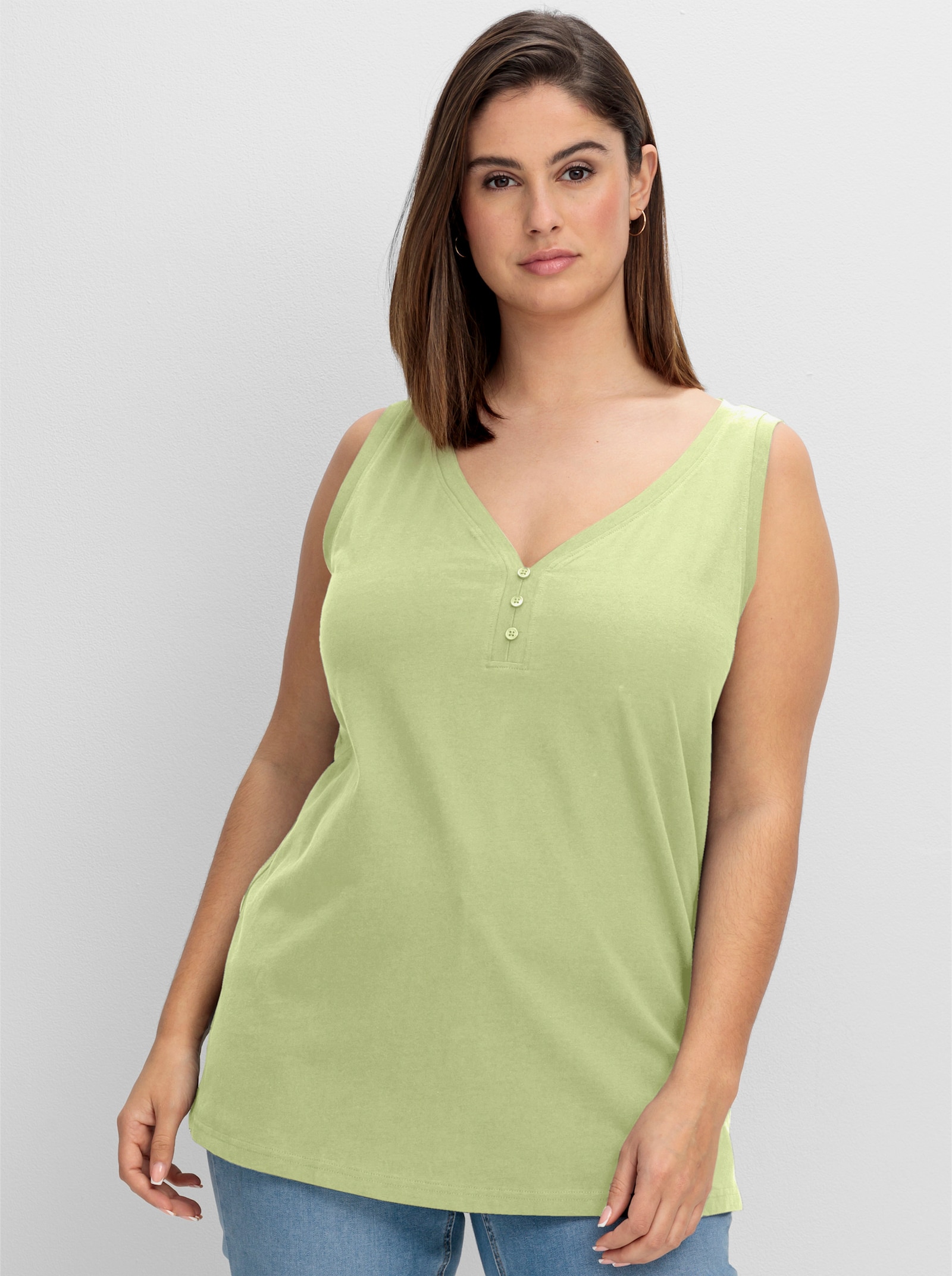 sheego Tanktop mit V-Ausschnitt und Zierknopfleiste - pistazie