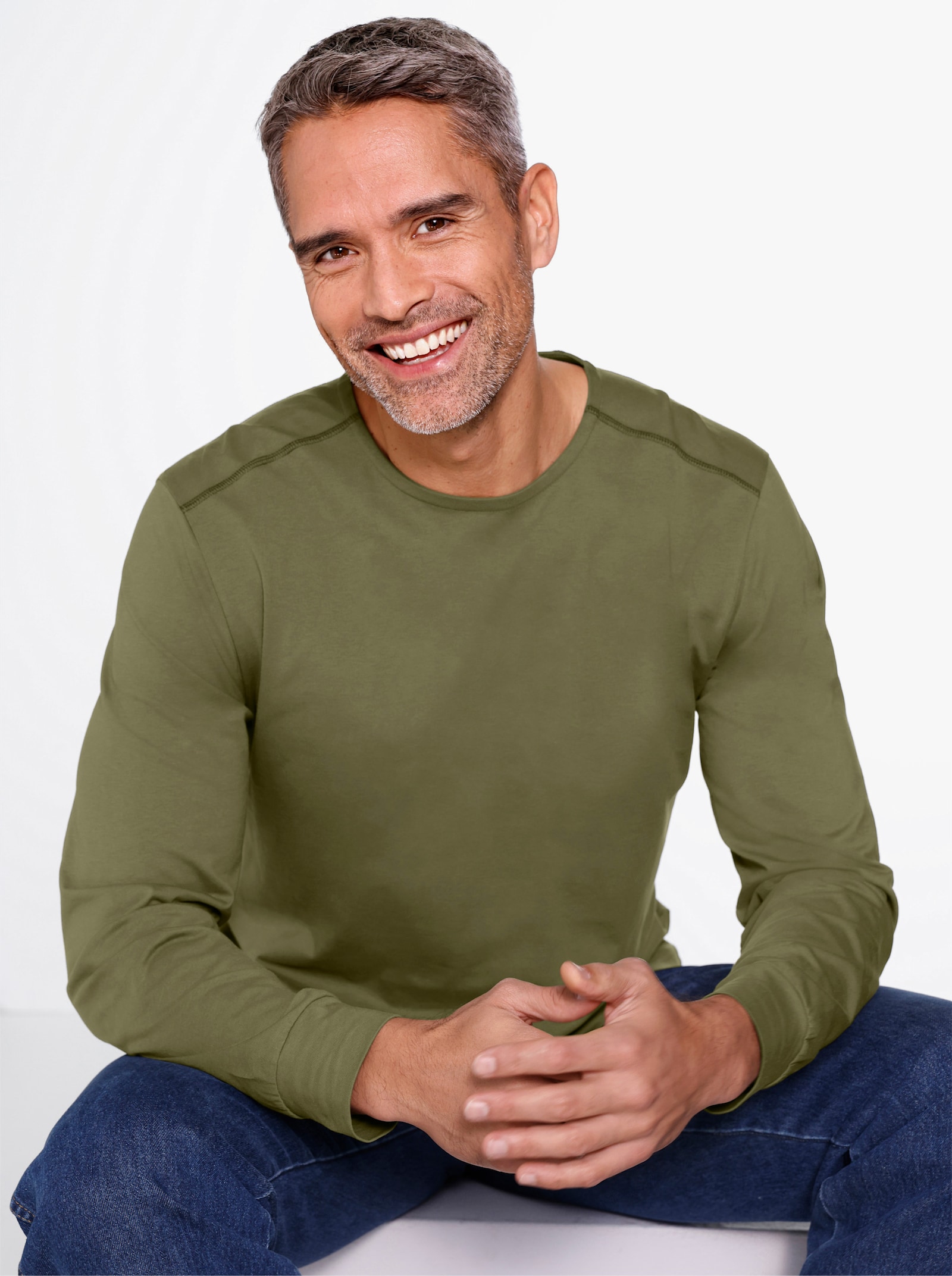 Topp med rund halsringning och muddar på ärmarna - oliv