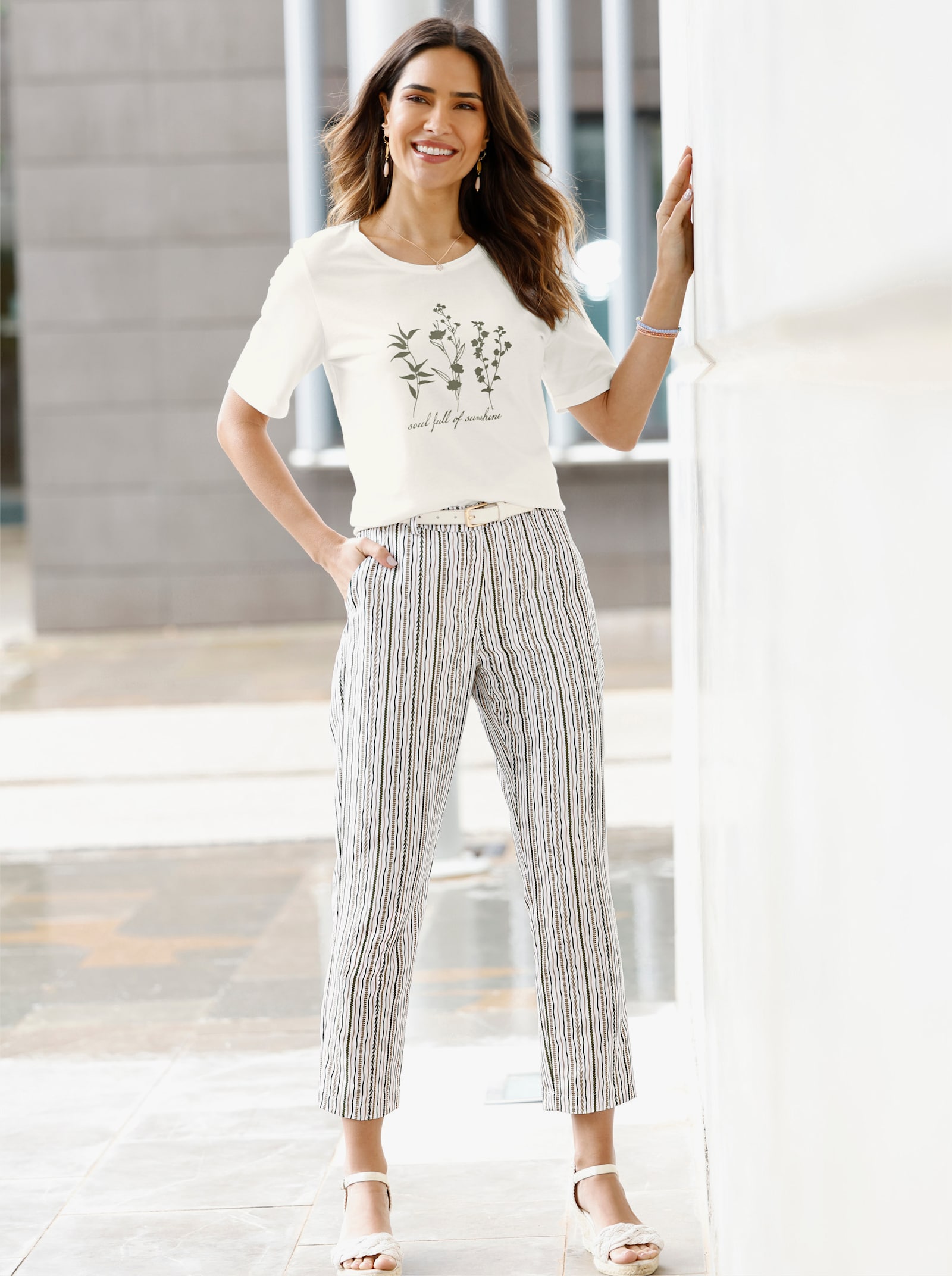 Rundhalsshirt aus reiner Baumwolle - ecru-khaki