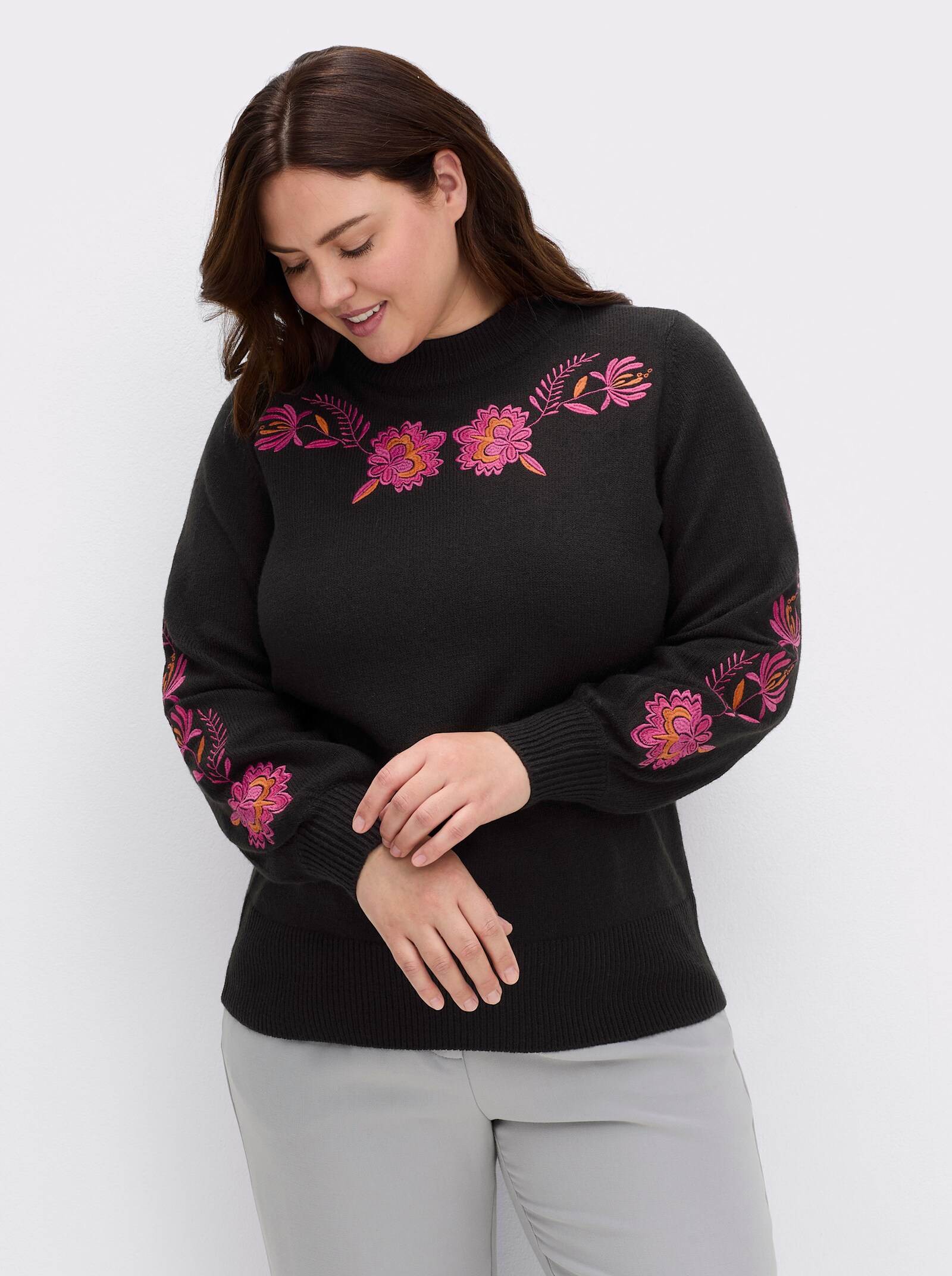 sheego by Joe Browns Pullover mit floralen Stickereien an Ärmeln und Kragen - schwarz-gemustert