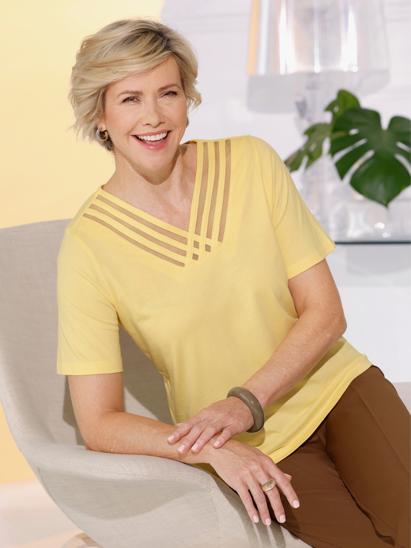 Kurzarmshirt mit V-Ausschnitt - zitrone