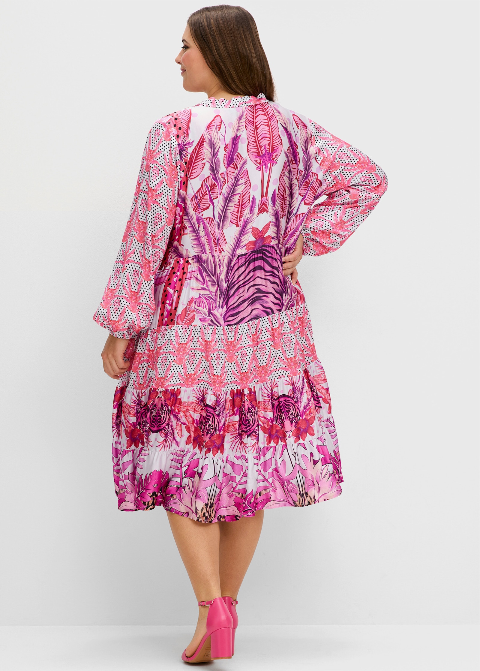 sheego loves miss goodlife Stufenkleid in Knielänge mit Ballonärmeln - pink gemustert