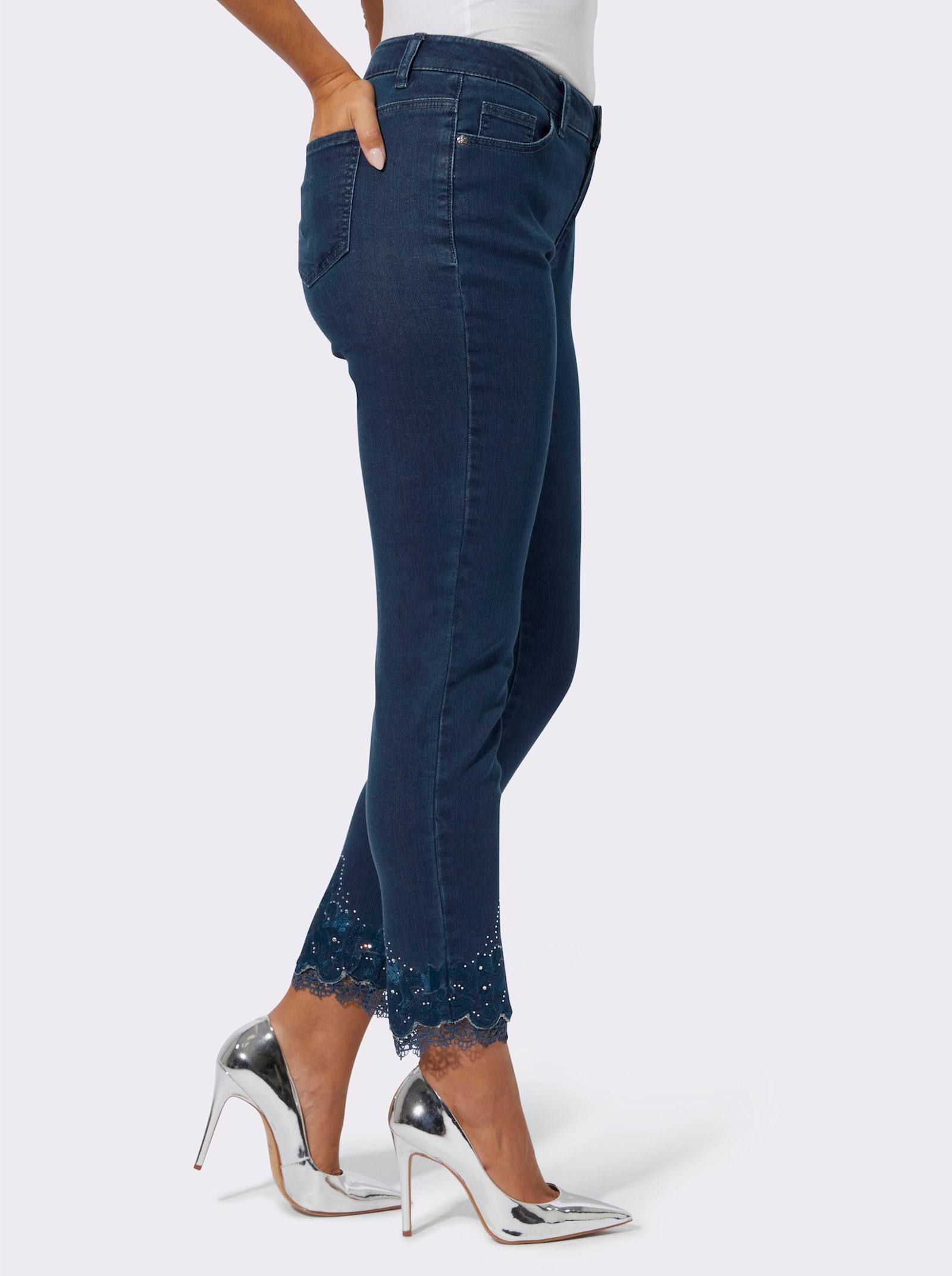Jeans mit Spitzenabschluss und Glitzersteinchen - blue-stone-washed