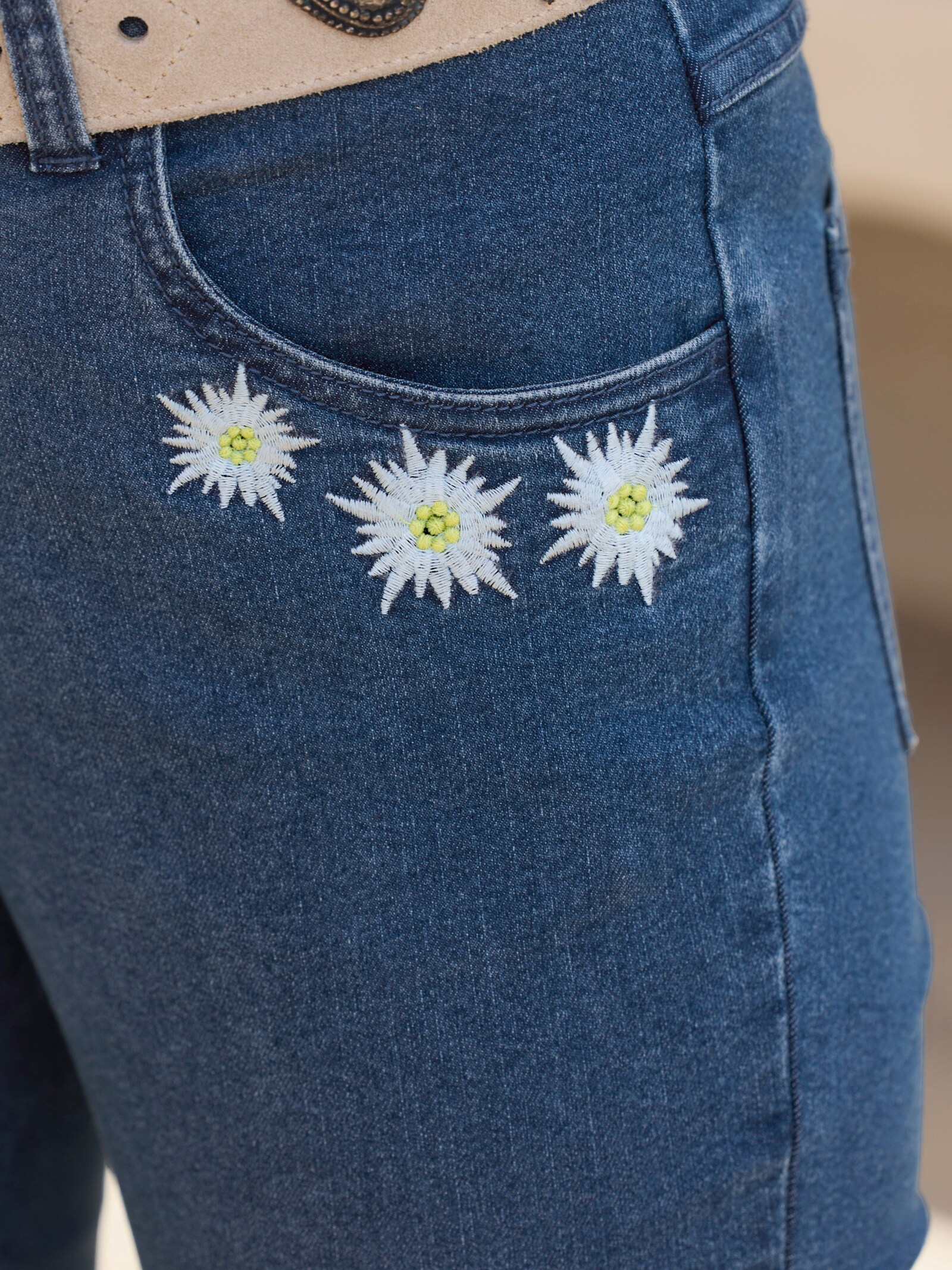 Trachtenjeans mit Edelweiß-Stickerei - blue-stone-washed