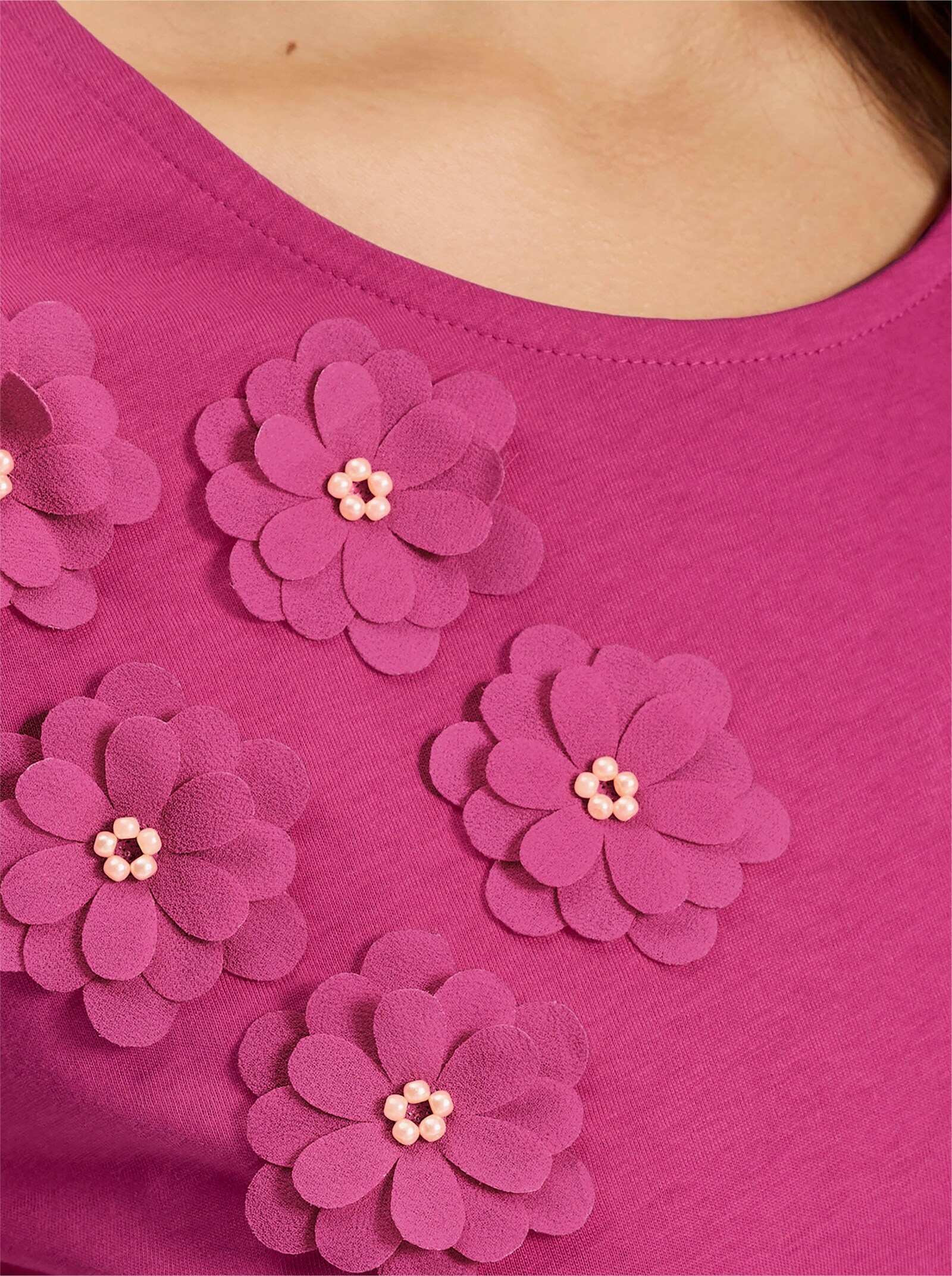 Kurzarmshirt mit Blüten-Applikation - fuchsia