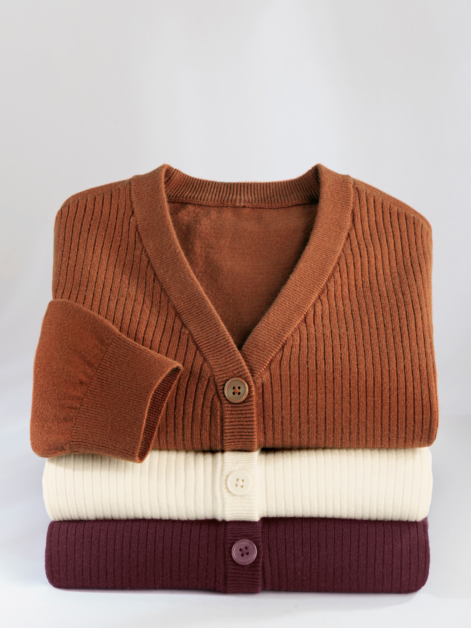 Strickjacke mit V-Ausschnitt - cognac