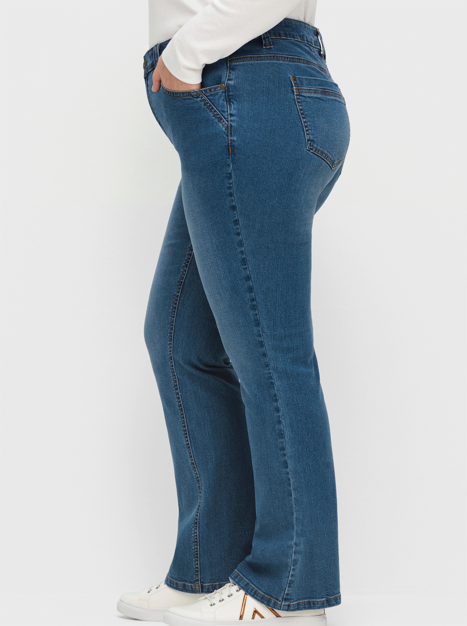 sheego Jean bootcut avec jambes étroites et taille confortable - bleu denim