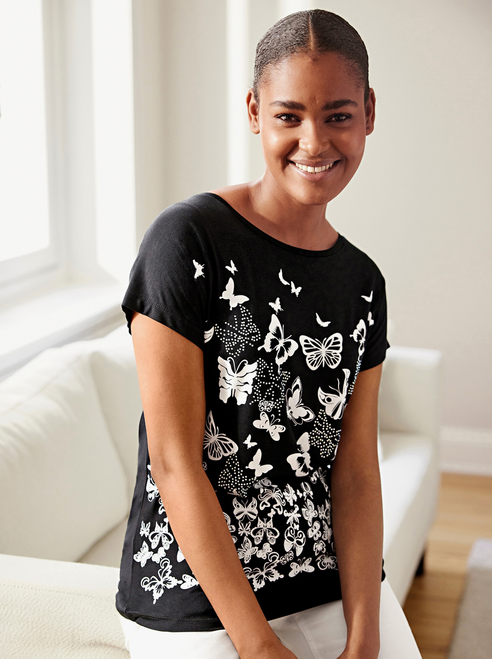 Kurzarmshirt mit Glitzersteinchen - schwarz-weiß-bedruckt