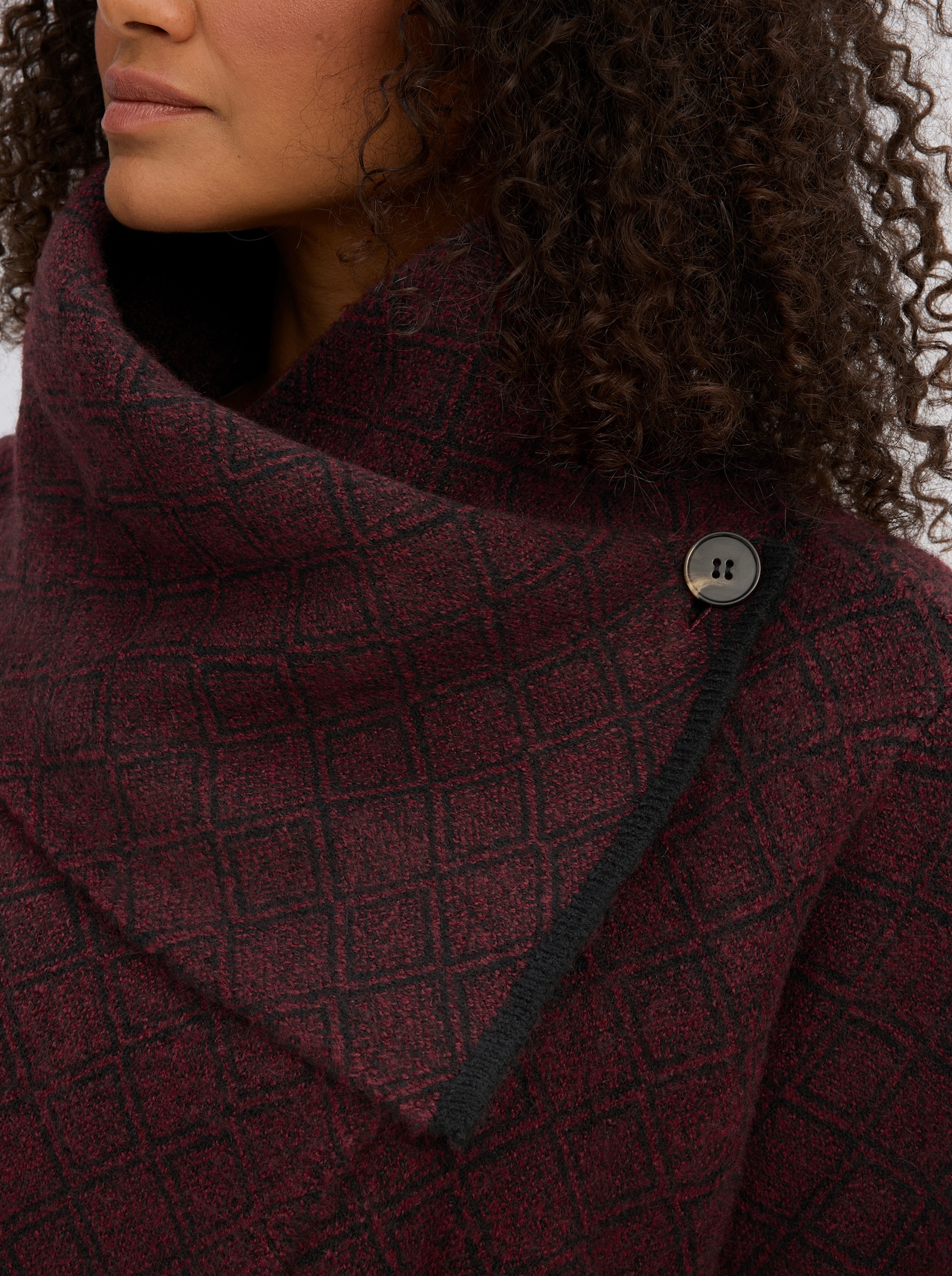 sheego by Joe Browns Jacquardstrickjacke mit asymmetrischem Fall - kirsche-schwarz