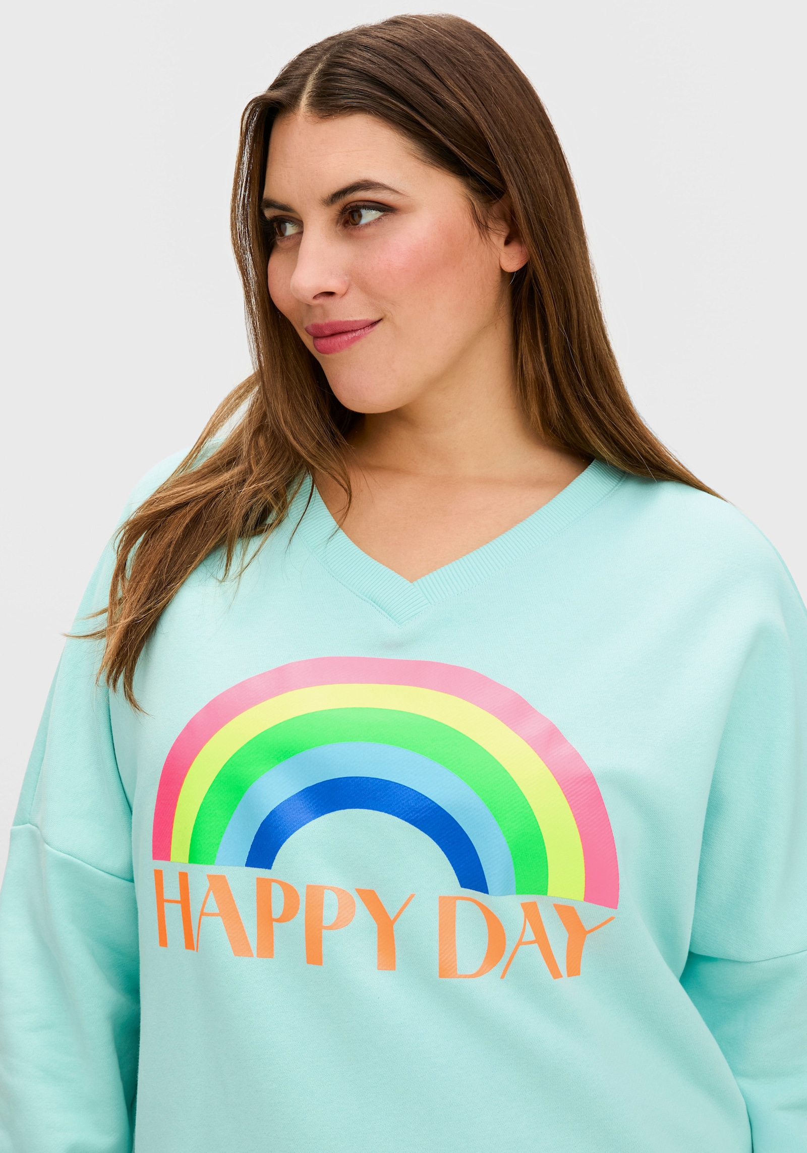 sheego loves miss goodlife Sweatshirt mit Frontdruck und Streifenbündchen - hellblau bedruckt