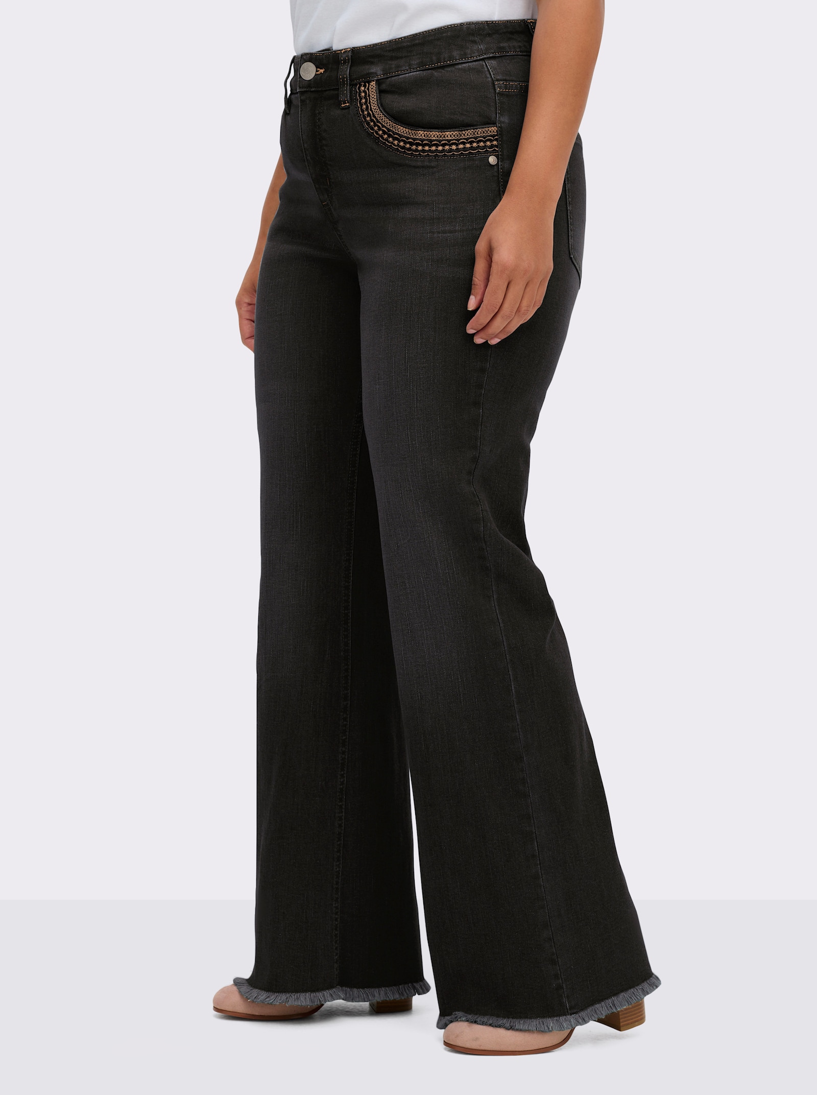 sheego Bootcut-Jeans mit Fransensaum - black denim