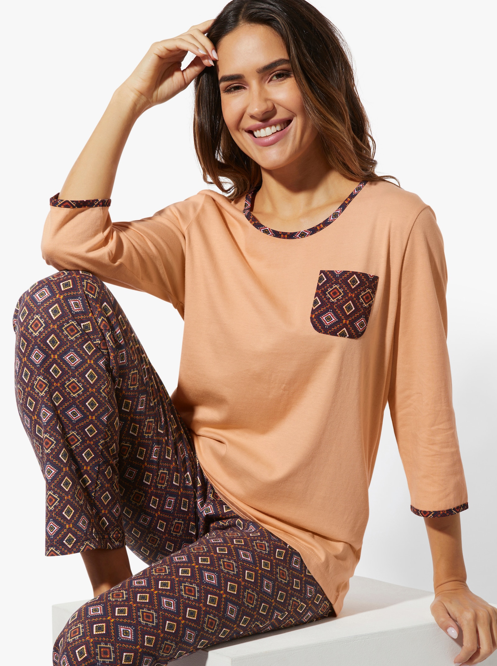 Pyjama met borstzakje - apricot/marine bedrukt