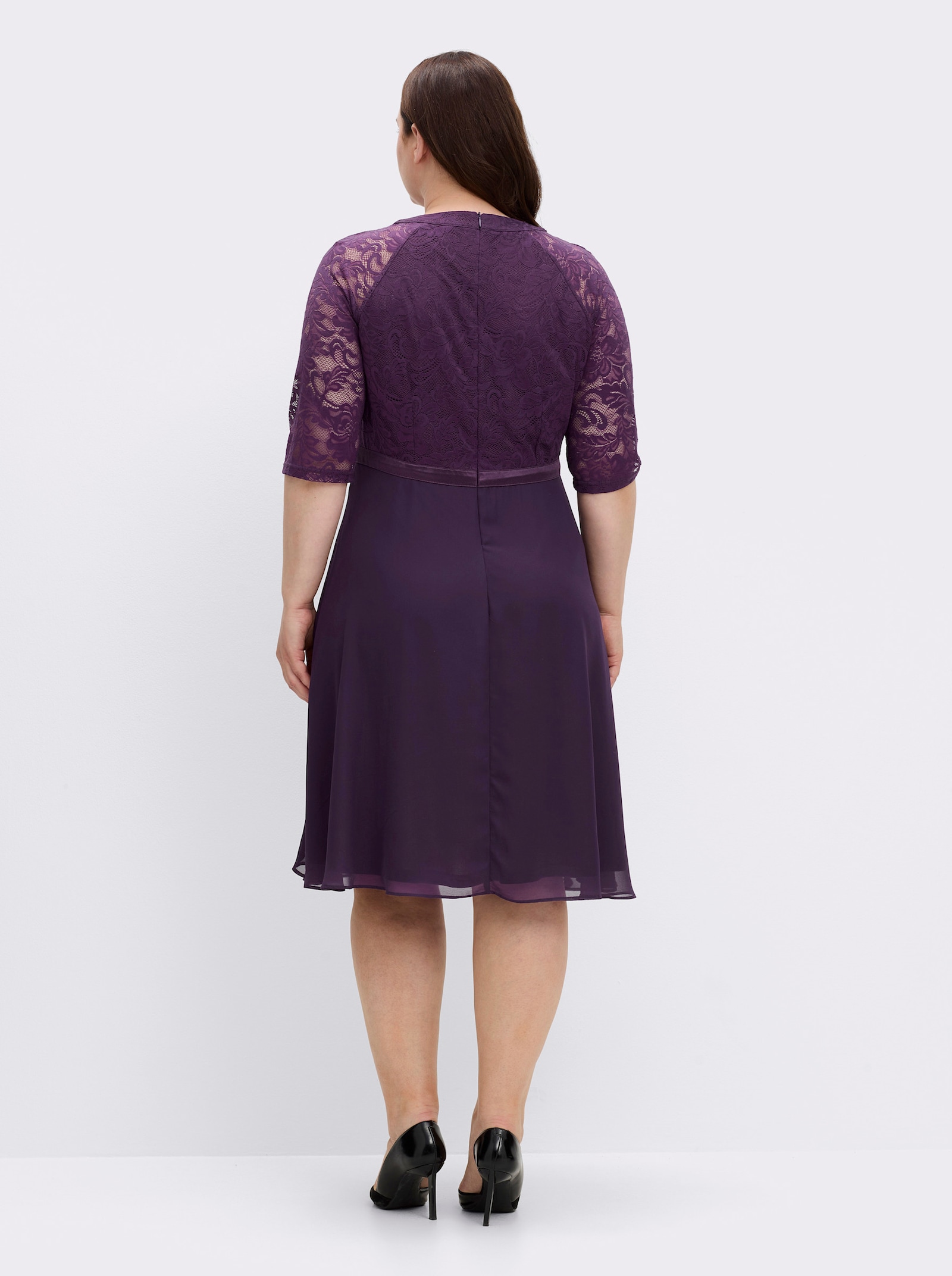 Spitzenkleid mit weitem Rockteil - traube