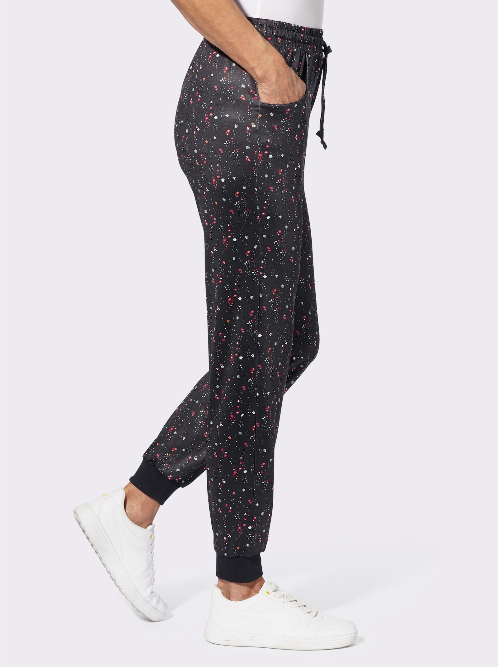 Freizeithose mit Fußbündchen - schwarz-bedruckt
