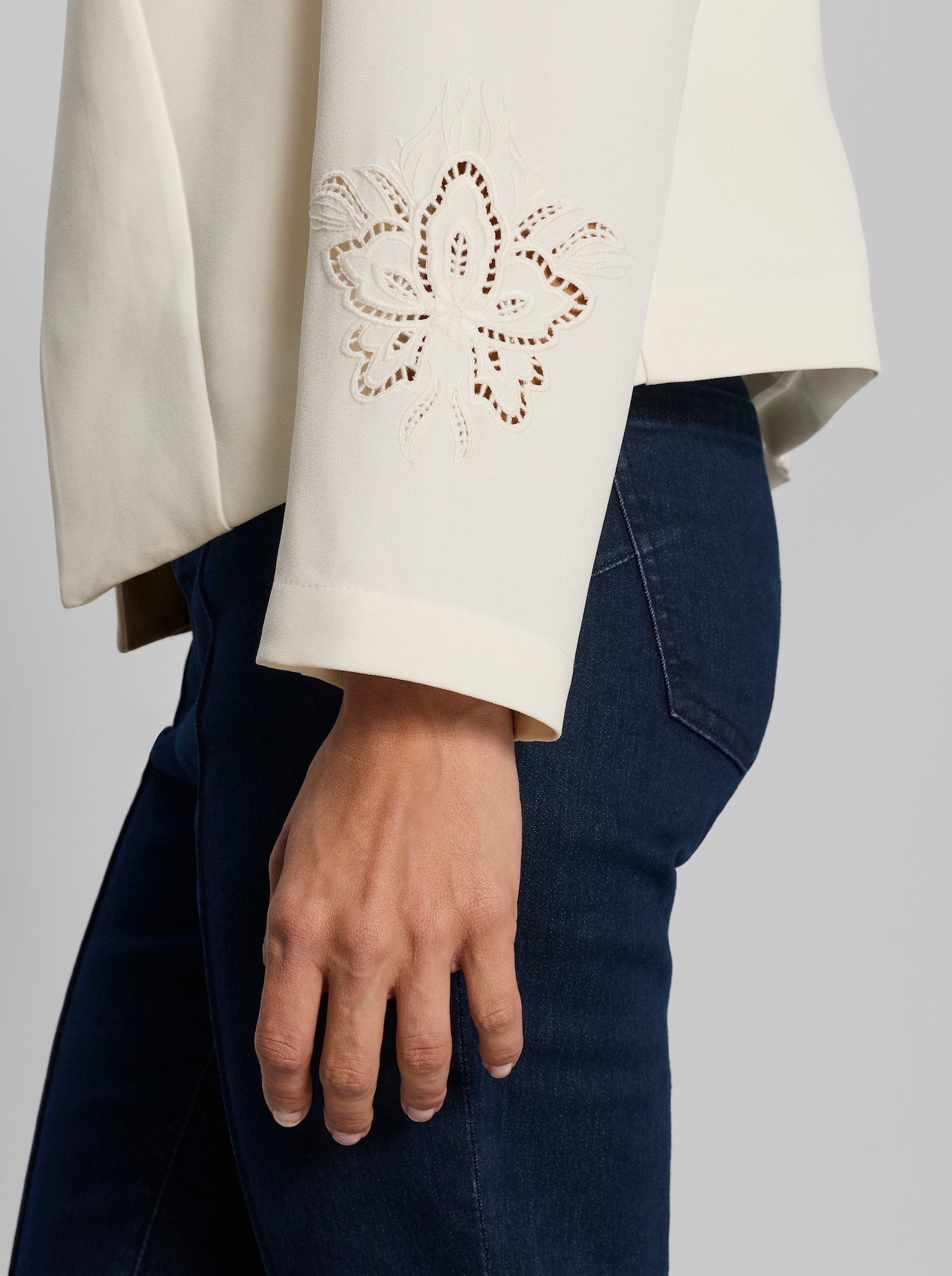 heine Blazer mit floraler Lochstickerei - ecru