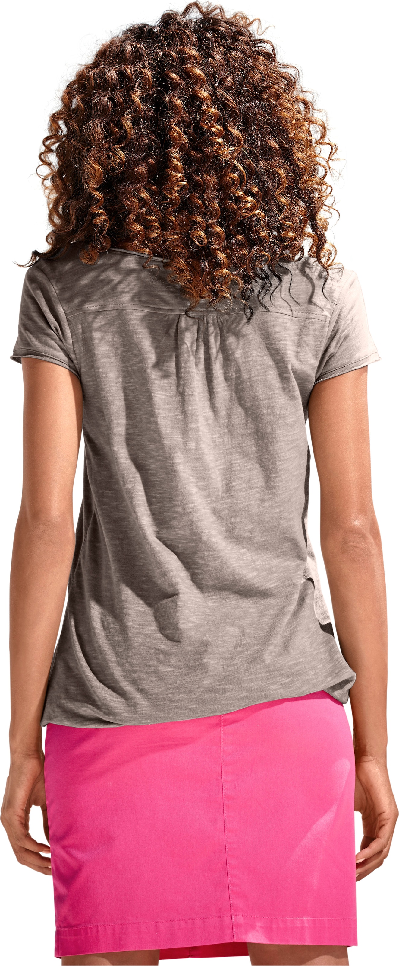 und modern günstig Kaufen-Rundhals-Shirt in taupe von heine. Rundhals-Shirt in taupe von heine <![CDATA[Rundhals-Shirt Moderne Form mit Gummizugbund. Mit Spitzen-Details und schimmernden Knöpfen. Leichte Shirtware mit Flammé-Effekt.]]>. 