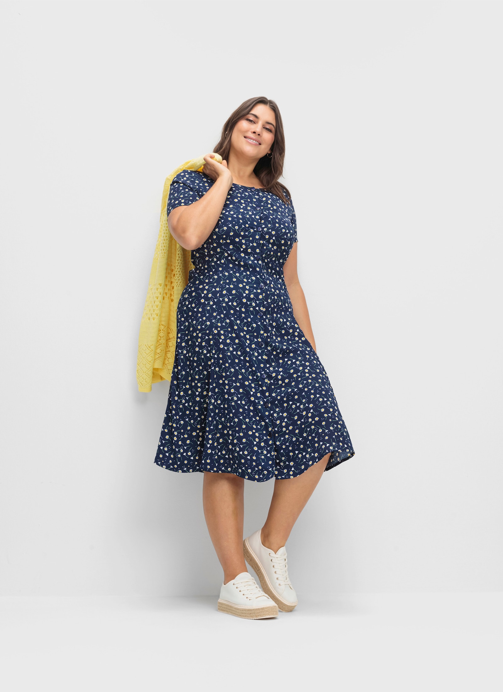 Sommerkleid mit Bindebändern, figurumspielend - marine-geblümt