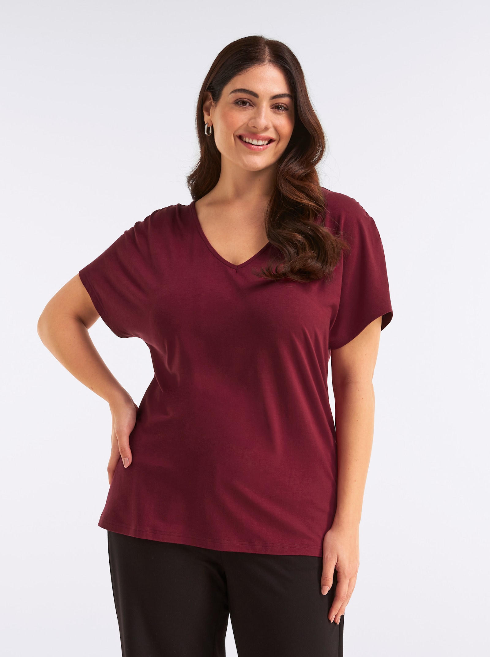 sheego V-Shirt mit Raffungen an der Schulternaht - bordeaux