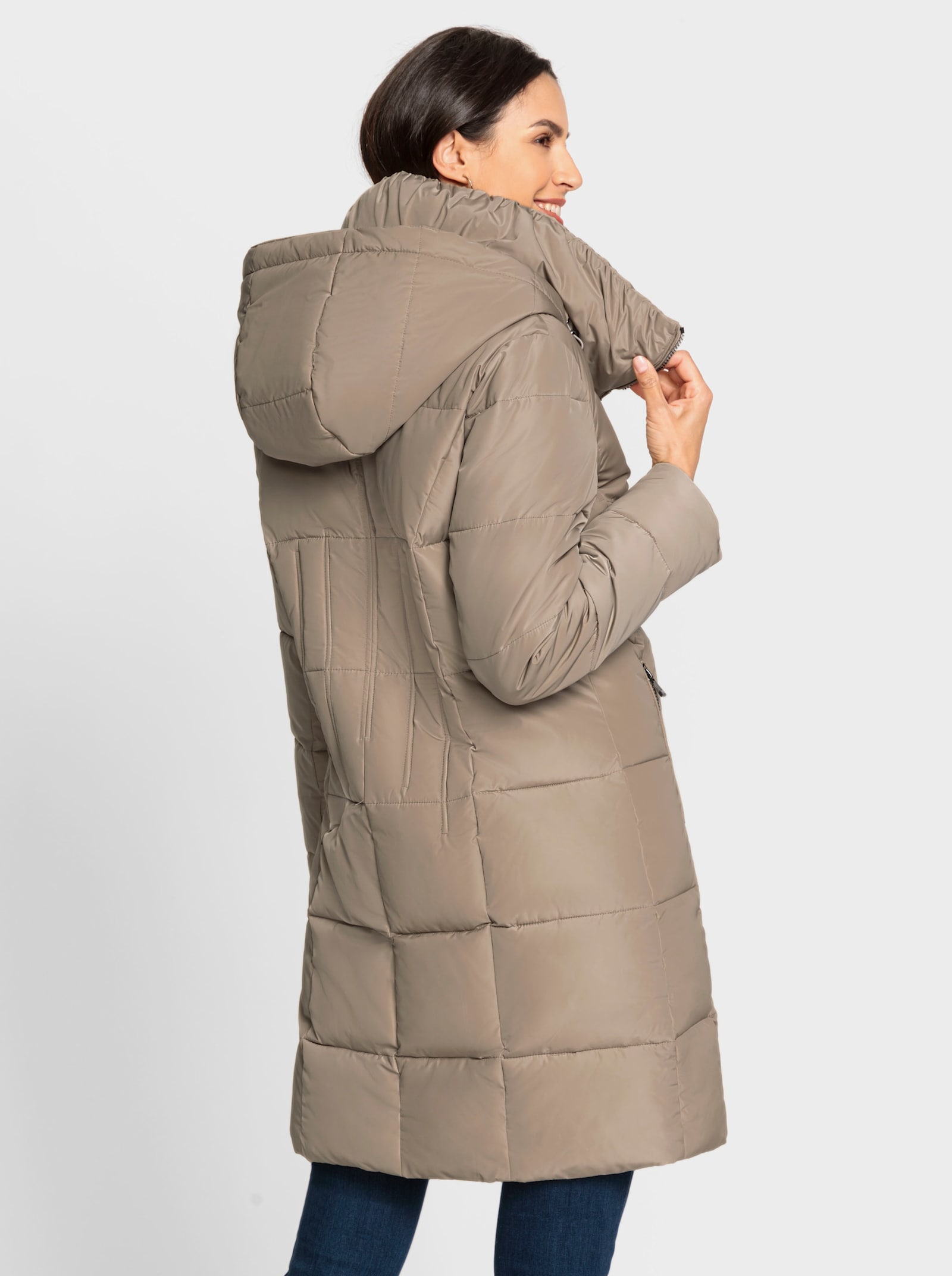 Gewatteerde jas met rimpeling bij de opstaande kraag - sesam