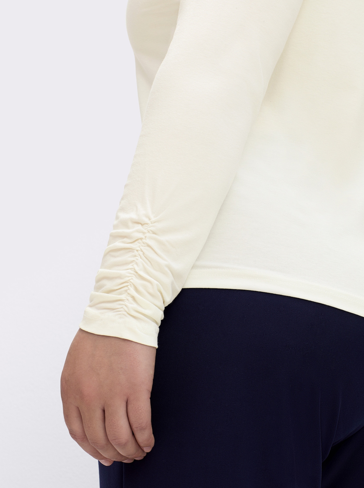 Stehkragenshirt mit Raffung am Kragen - ecru