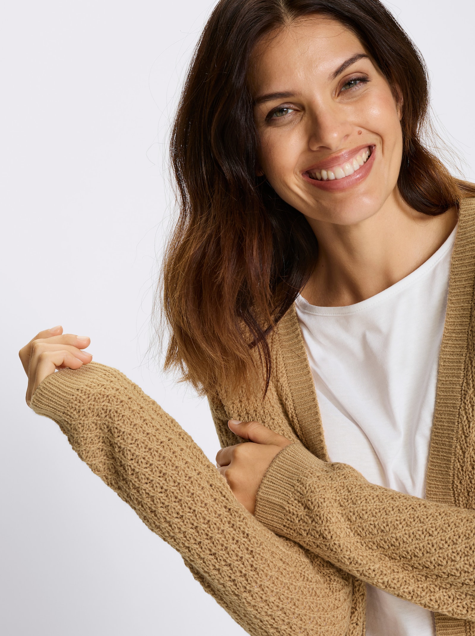 Dlouhý pletený kabátek otevřeného střihu - velbloudí