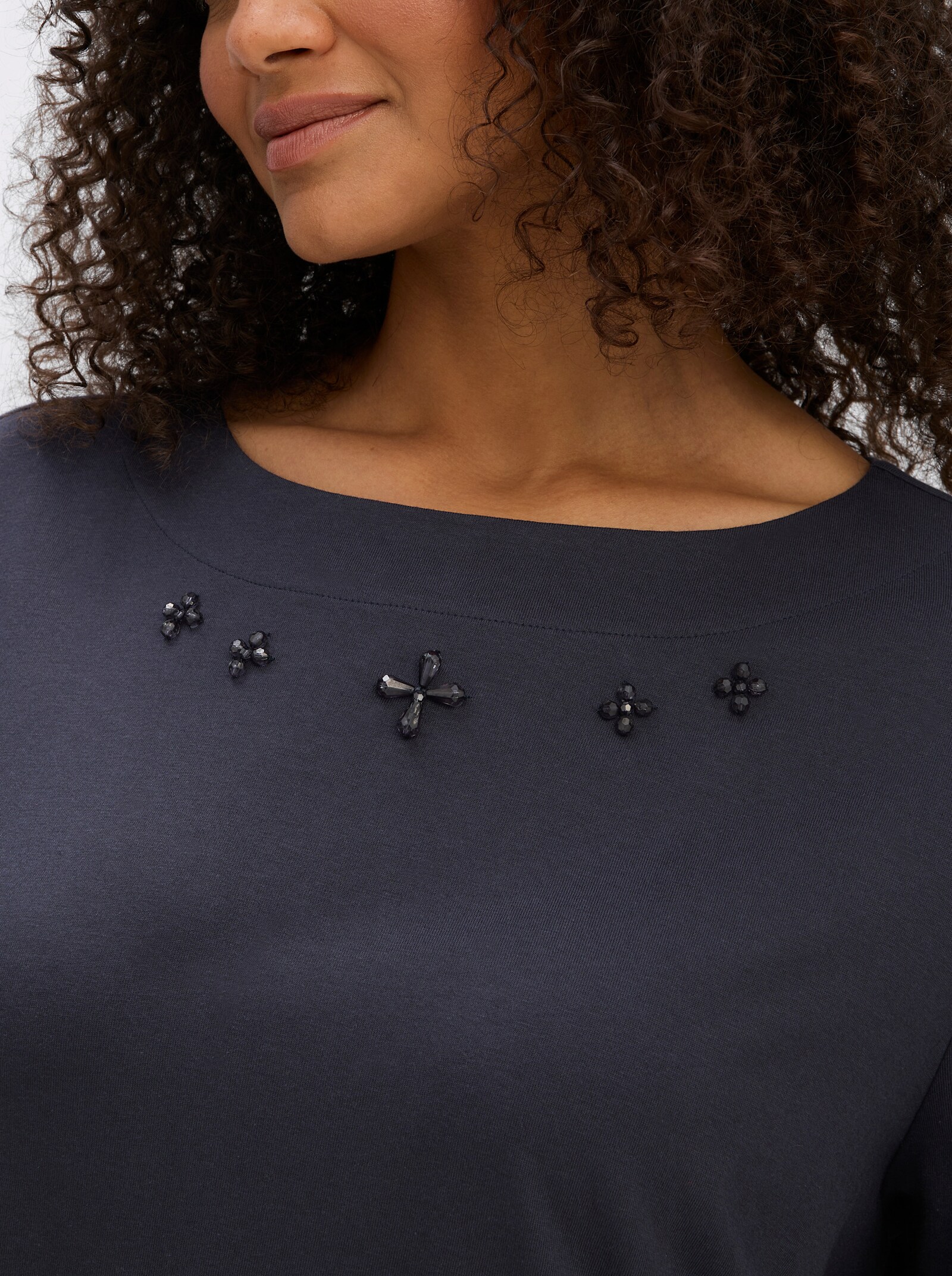 sheego Langarmshirt mit Zierperlen am Ausschnitt - tiefblau