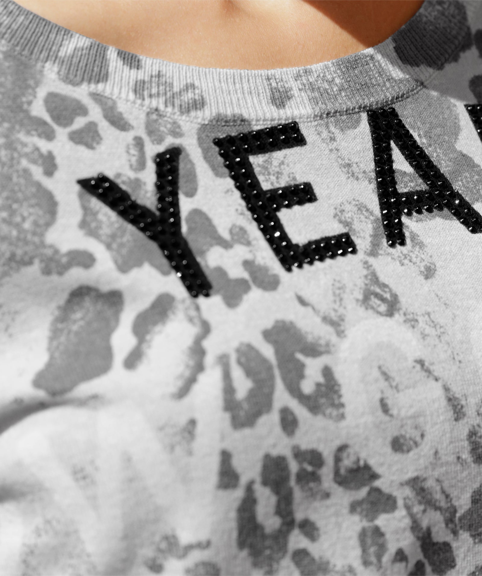 heine Langarm-Pullover mit Ziersteinen - hellgrau-schwarz-bedruckt