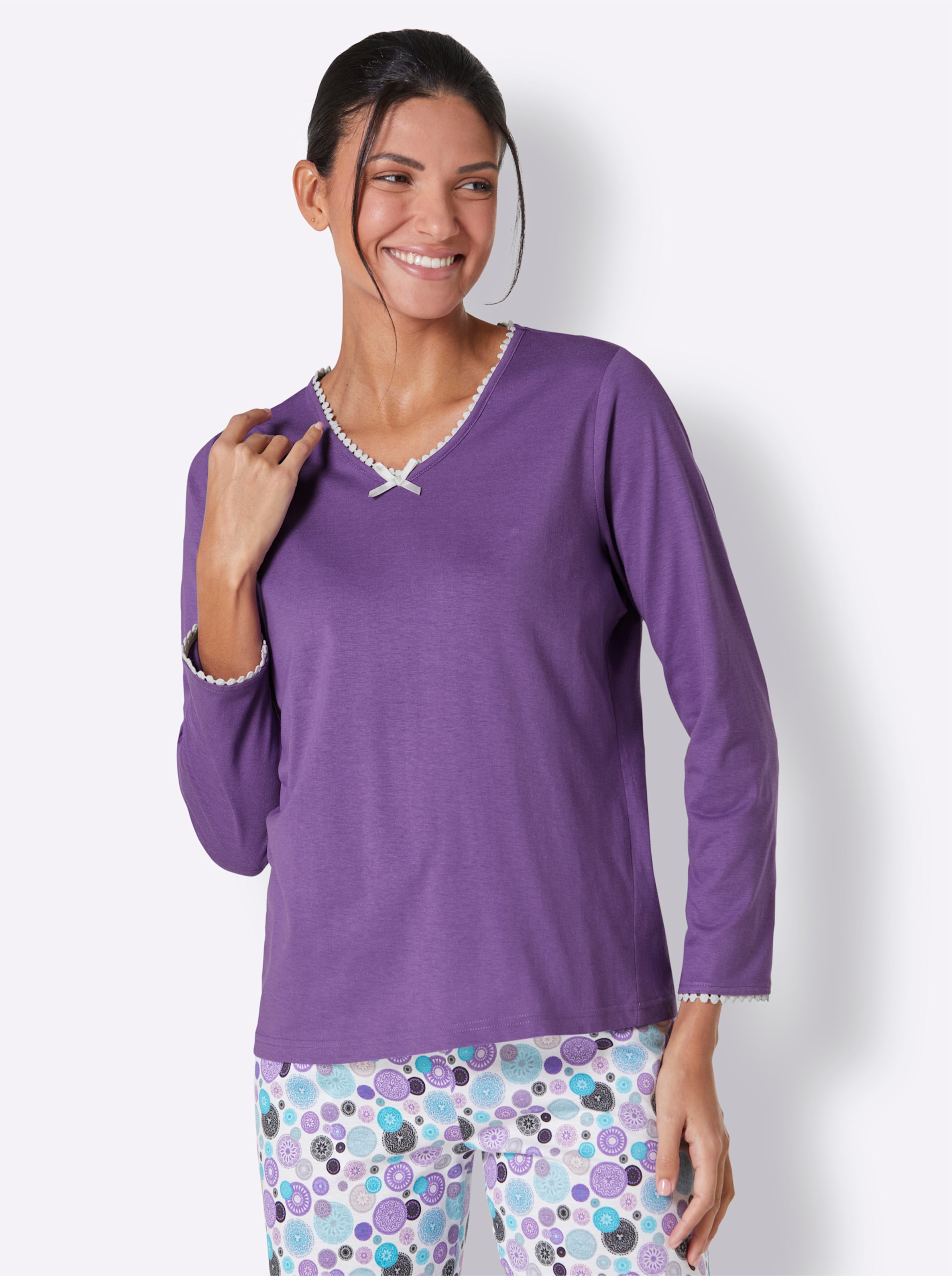 Die Acht günstig Kaufen-Schlafanzug-Shirt in lila von wäschepur. Schlafanzug-Shirt in lila von wäschepur <![CDATA[Kombi-Talent für die Nacht! Schlafanzug-Shirt mit zarter Spitze und Zierschleifchen am V-Ausschnitt sowie Spitzenverzierung an den Ärmelabschlüssen. Aus