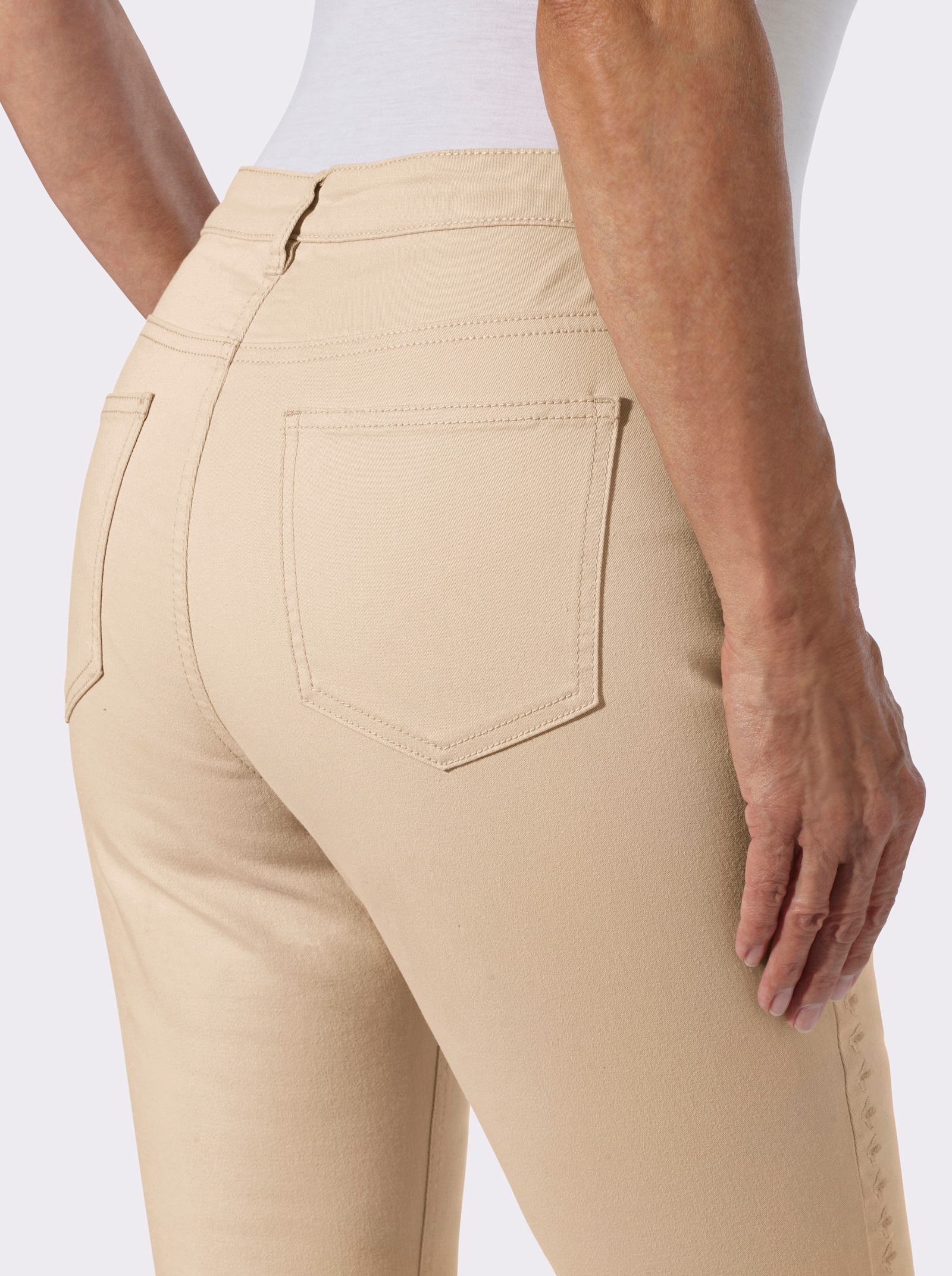 Jeans mit Stickerei an den Seitennähten - sand