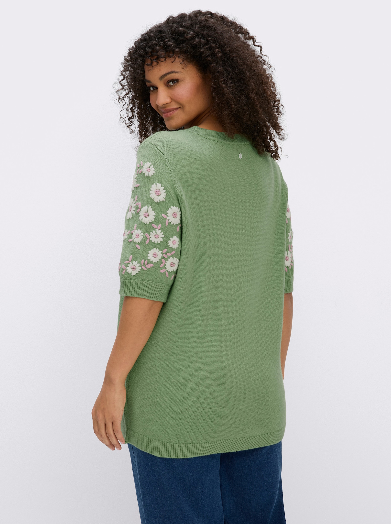 sheego Kurzarmpullover mit Blumenstickereien - eucalyptus-ecru