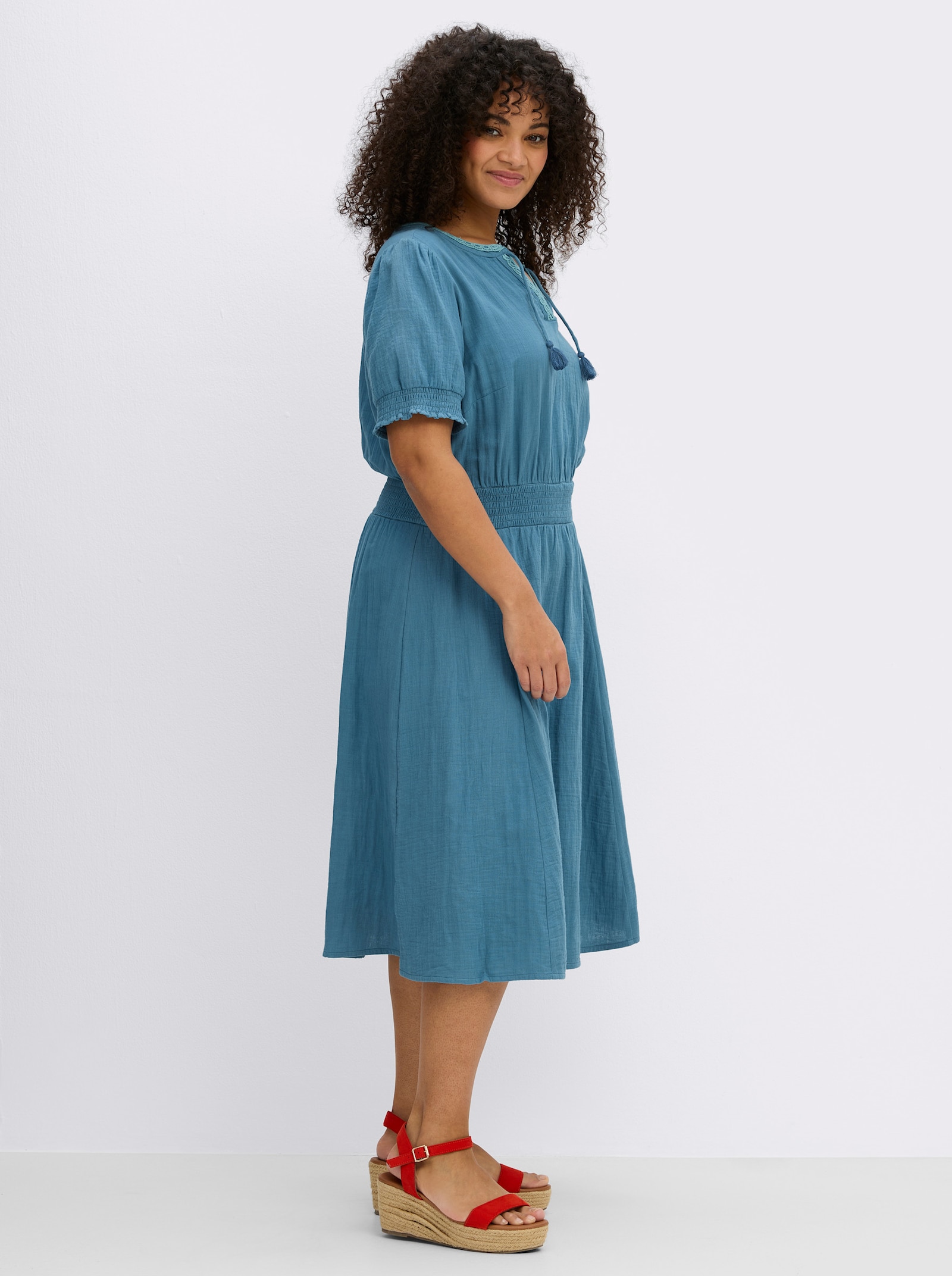 sheego Tunikakleid mit V-Ausschnitt und Bindebändern - topas-ozean