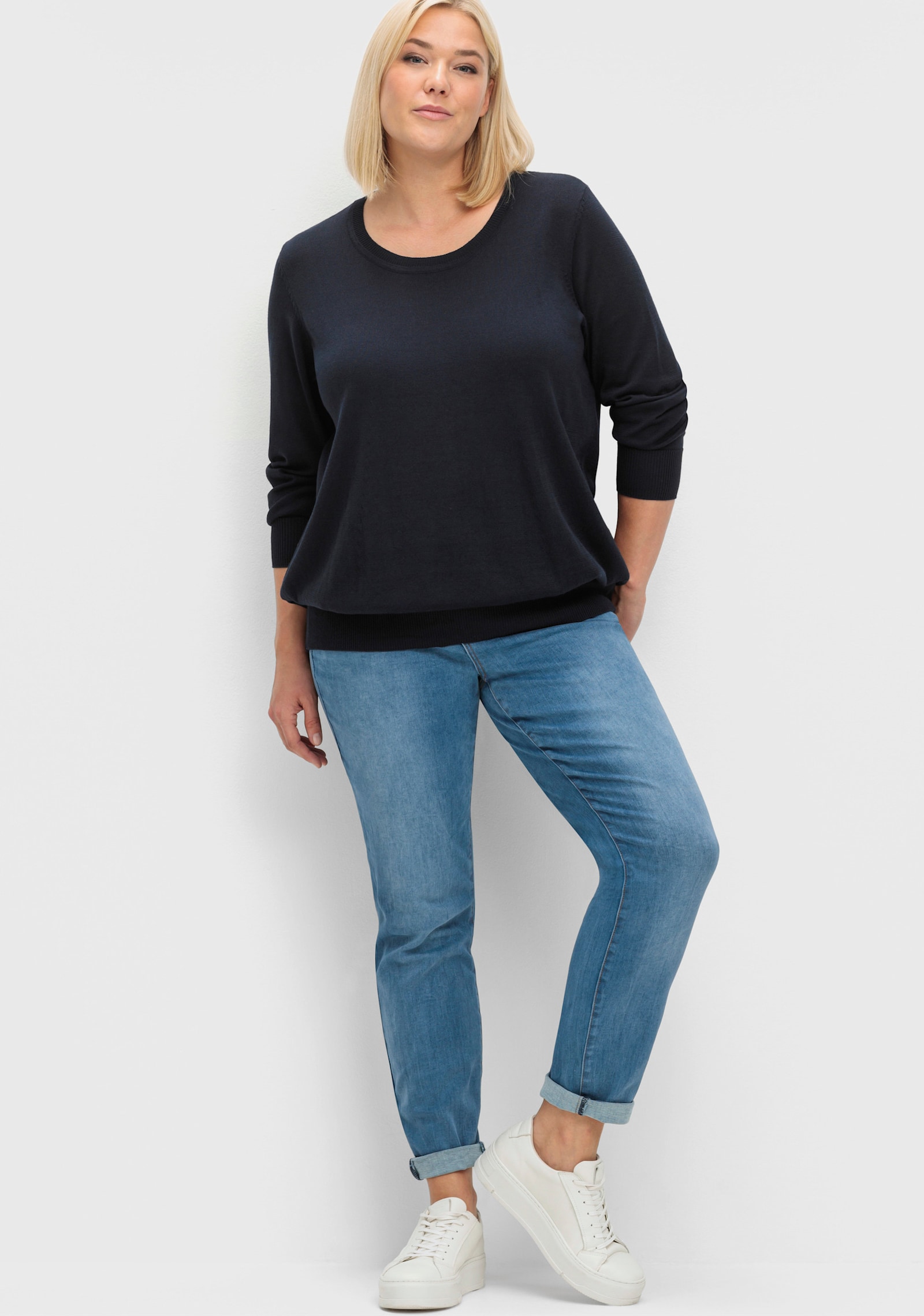 sheego Strickpullover mit etwas weiterem Rundhalsausschnitt - tiefblau