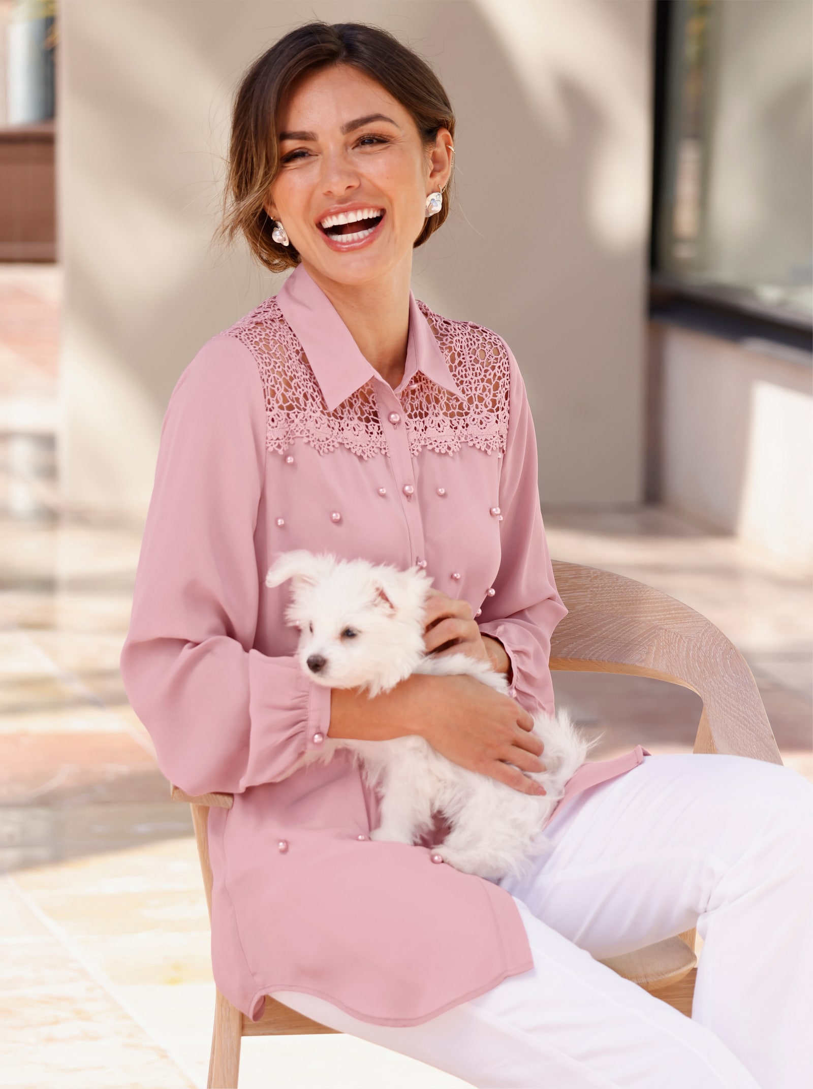 Longbluse mit Spitze und Zierperlen - hortensie