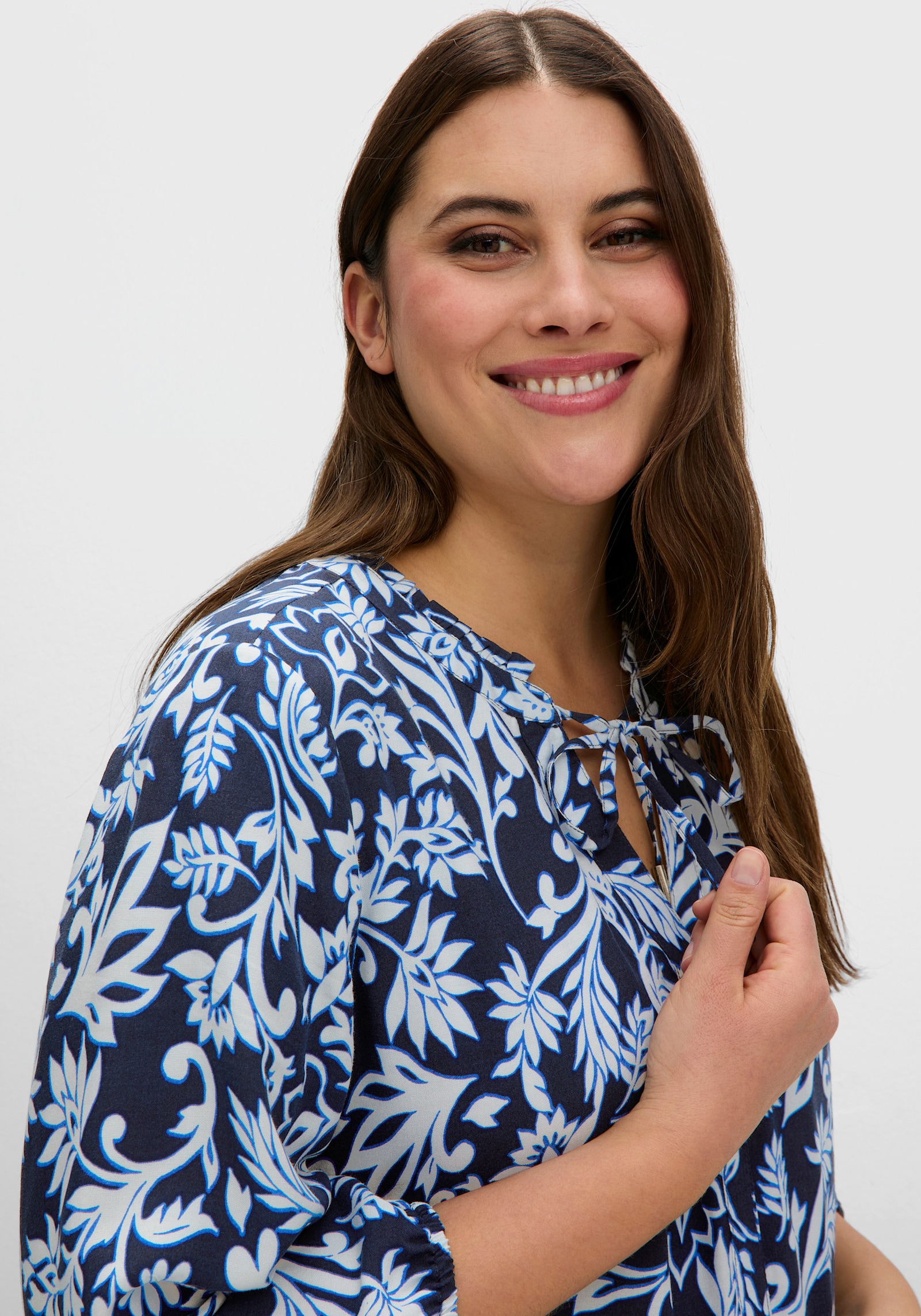 sheego Maxikleid mit weit schwingendem Stufenrock - tiefblau-gemustert